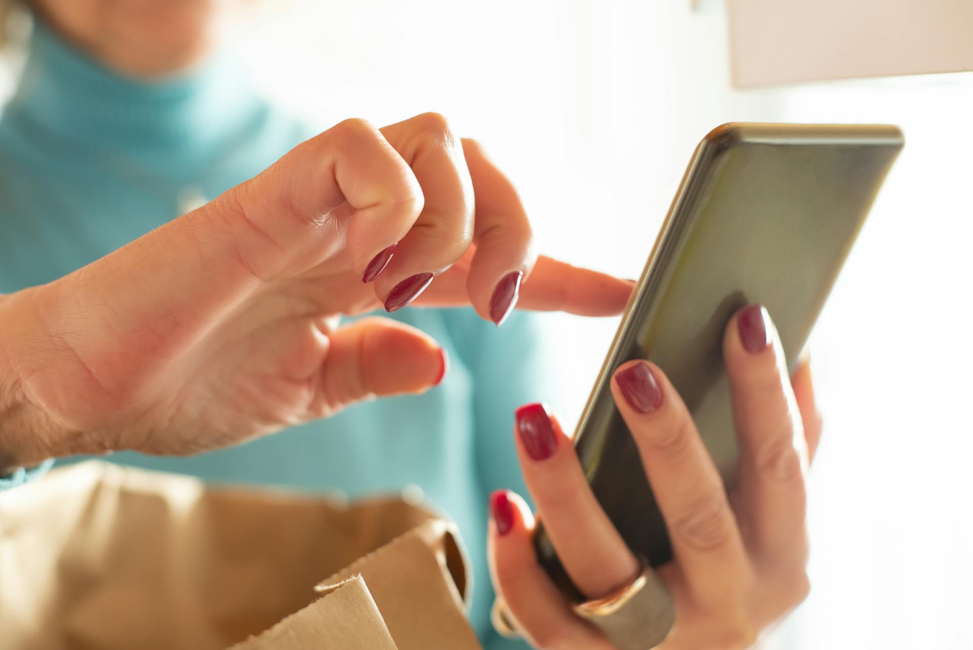 Une femme utilisant un téléphone | Source : Pexels
