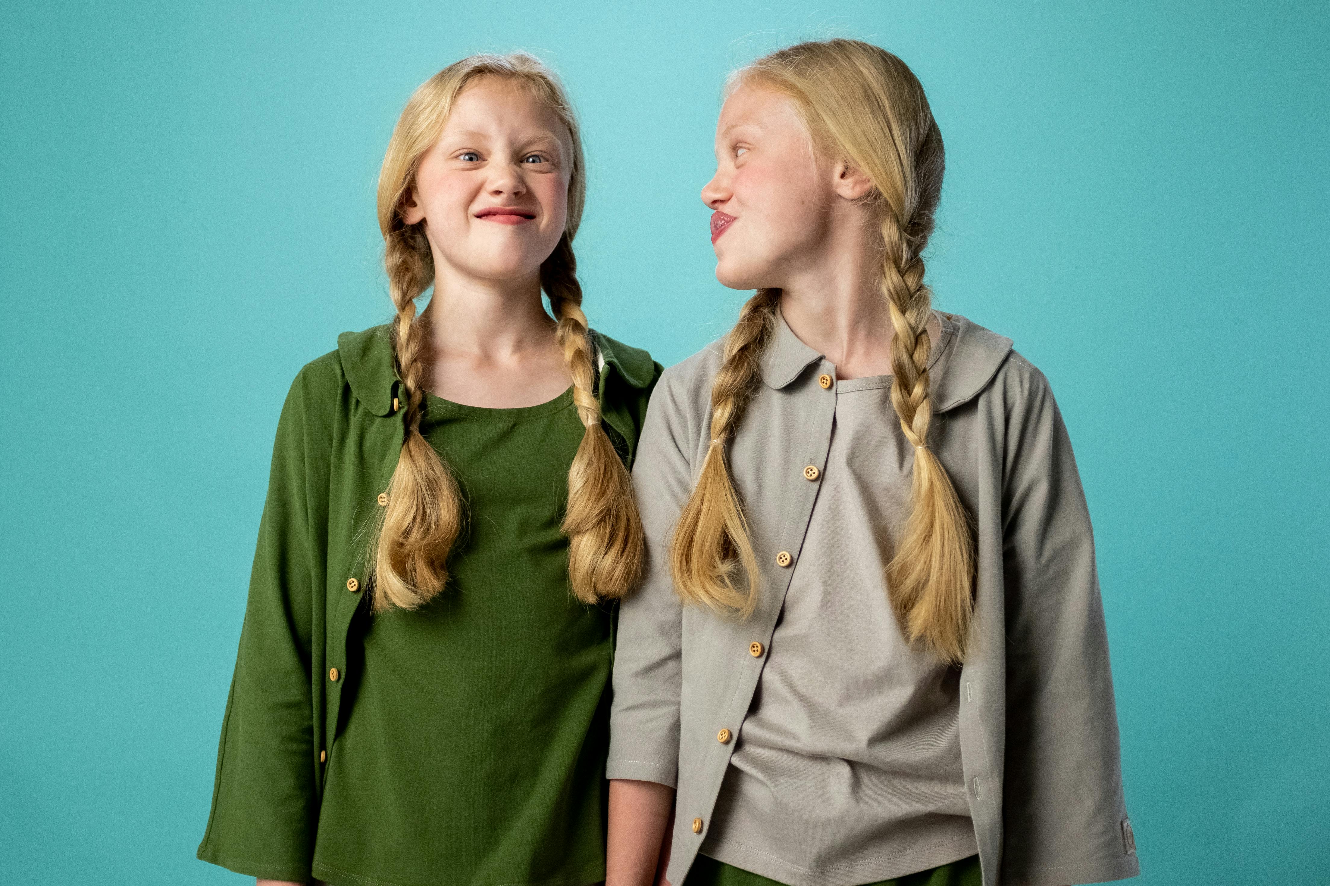 Des jumelles souriantes | Source : Pexels