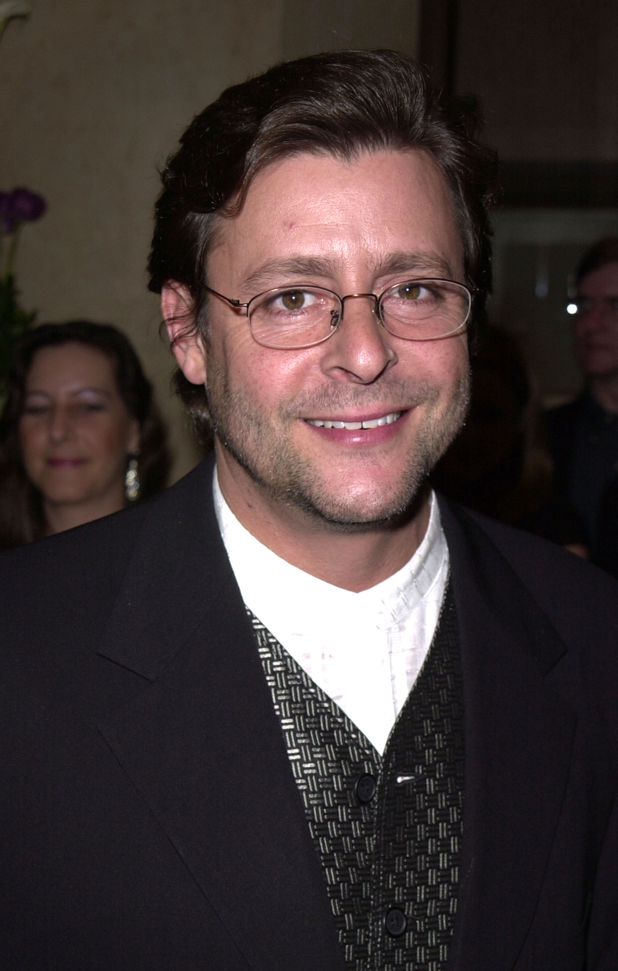 Avec ses lunettes à monture fine et son gilet à motifs sous une veste sombre, l'acteur a affiché un sourire chaleureux lors de la 15e cérémonie annuelle des Genesis Awards, le 10 mars 2001. | Source : Getty Images