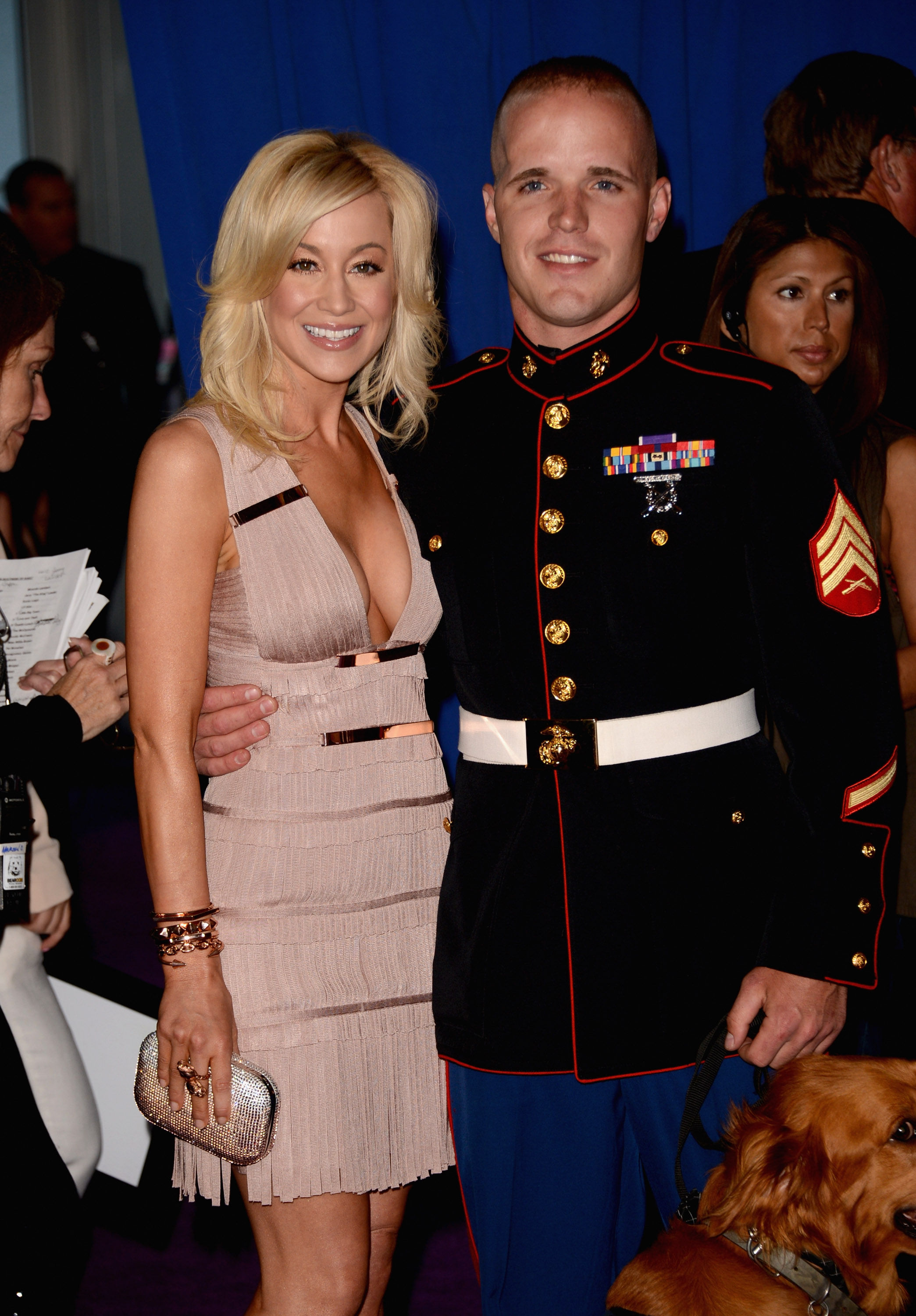 Kellie Pickler pose avec Nigel Max Edge lors des CMT Music Awards à Nashville le 6 juin 2012 | Source : Getty Images