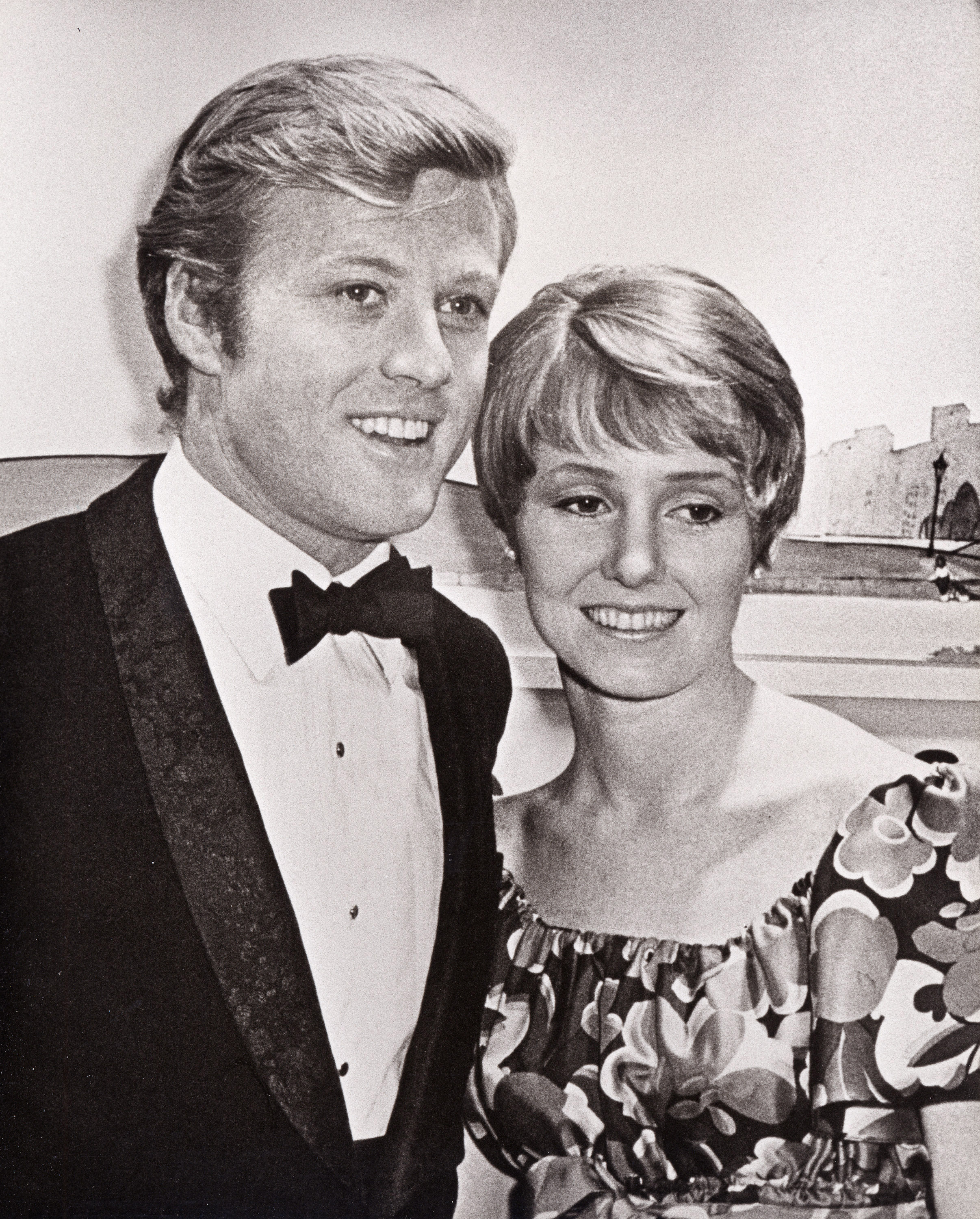 Robert Redford et Lola Van Wagenen lors de la première de « Barefoot in the Park » le 24 mai 1967 à New York. | Source : Getty Images