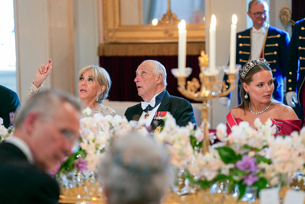 Brigitte Macron, l'épouse du président français, fait un geste à côté du roi Harald V de Norvège et de la princesse Ingrid Alexandra de Norvège lors du dîner de gala en l'honneur du président français et de son épouse au Palais royal d'Oslo, le 23 juin 2025, dans le cadre de la visite d'État du président en Norvège. (Photo by Javad Parsa / various sources / AFP) / Norvège OUT (Photo by JAVAD PARSA/NTB/POOL/AFP via Getty Images)