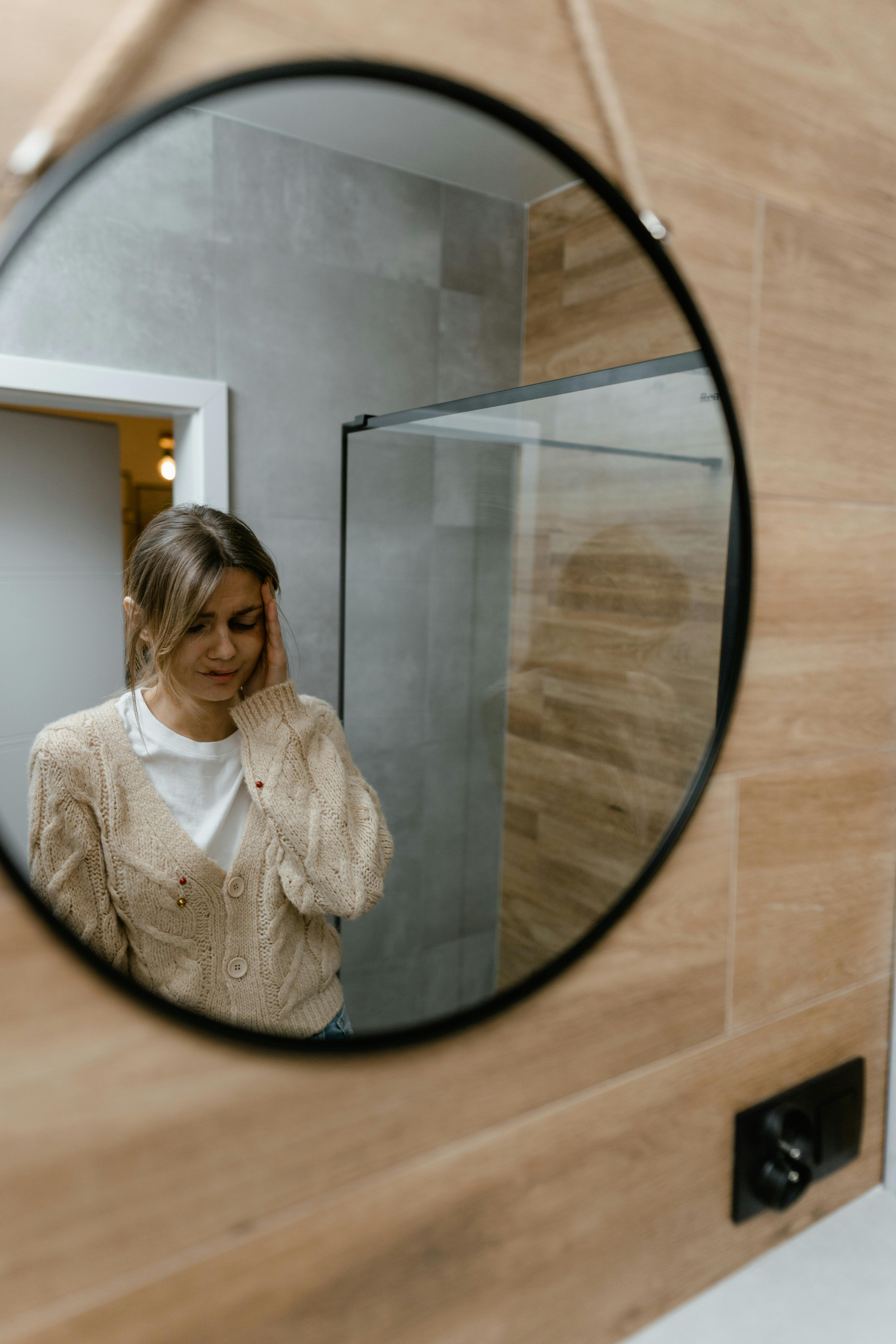 Une femme bouleversée qui pleure dans une salle de bain | Source : Pexels