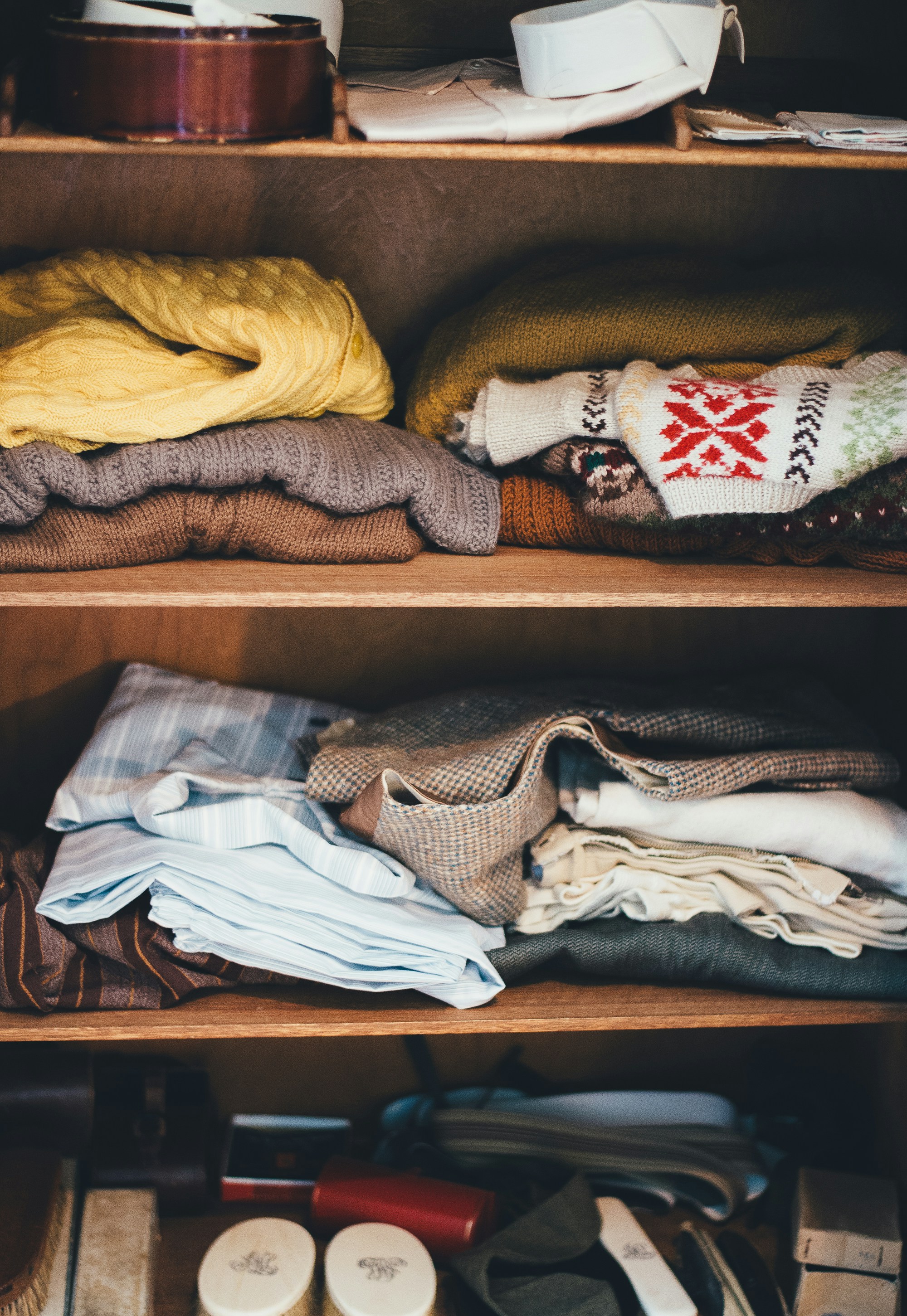 Vêtements pliés dans un placard | Source : Unsplash