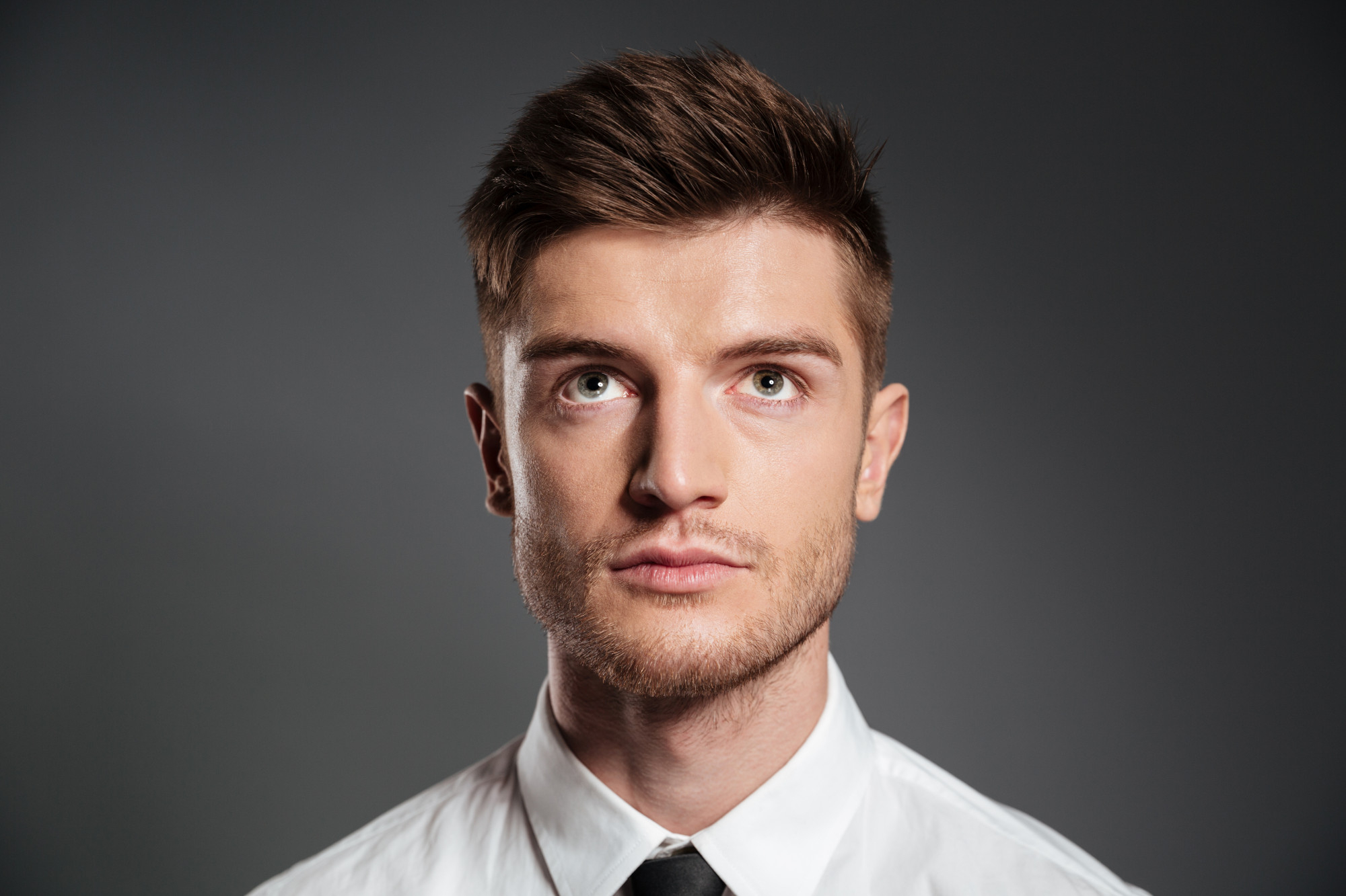Un homme sérieux | Source : Freepik