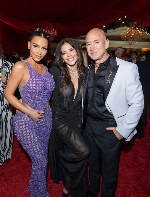 Kim Kardashian avec Lauren Sánchez et Jeff Bezos lors de la fête d'anniversaire des 70 ans de Kris Jenner, extrait d'un post daté du 10 novembre 2025 | Source : Instagram/kimkardashian