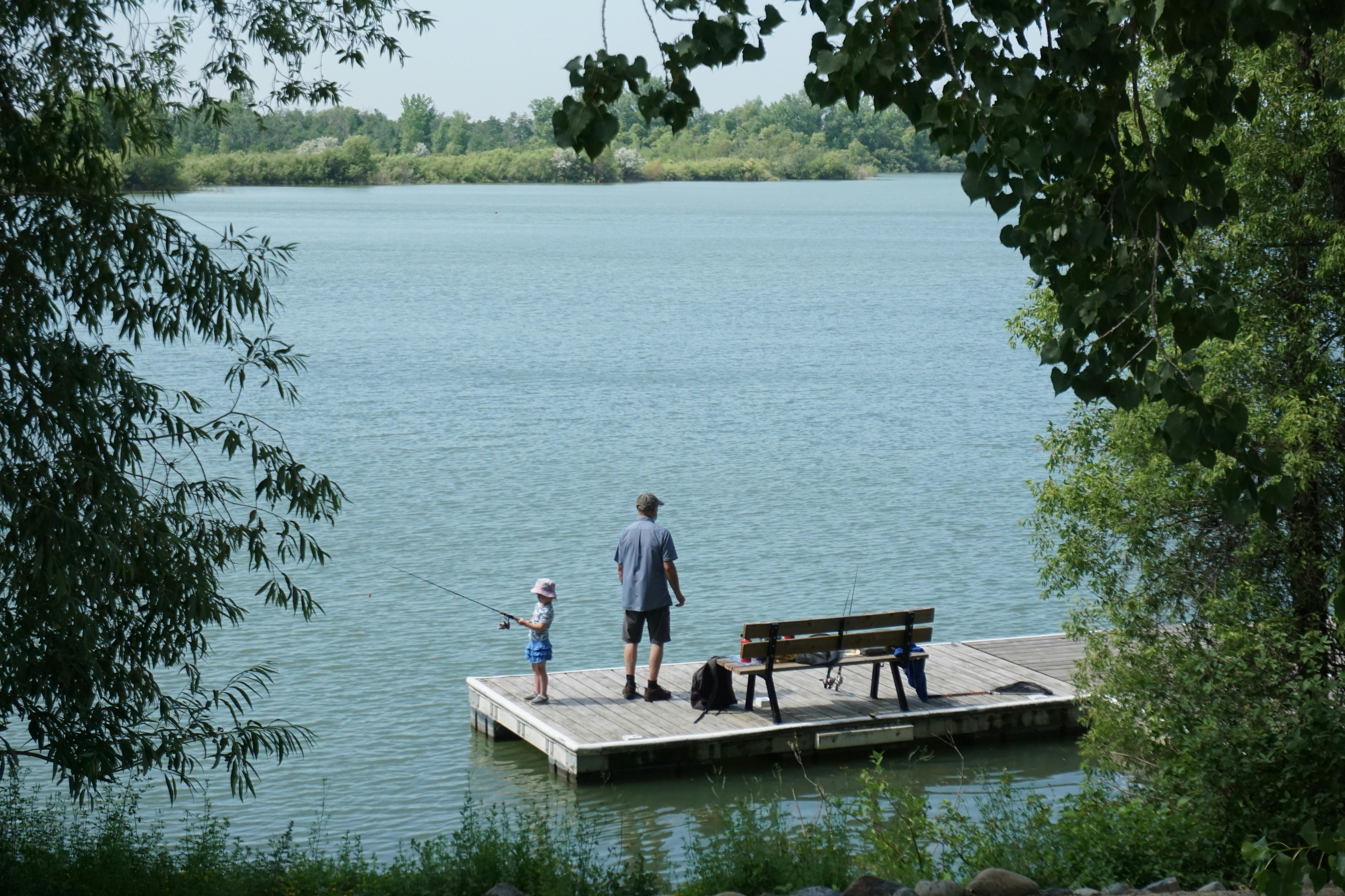Un homme qui pêche avec une petite fille | Source : Pexels