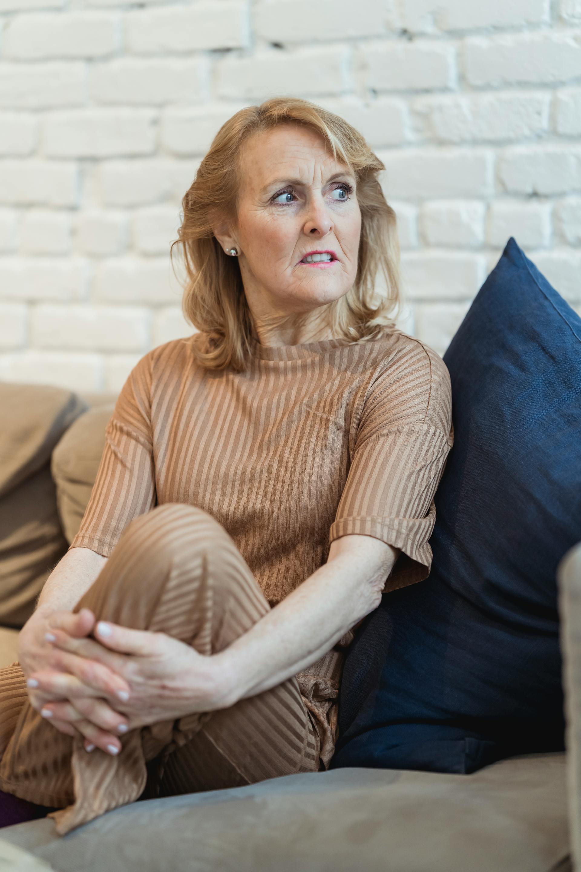Une femme en colère assise sur un canapé | Source : Pexels