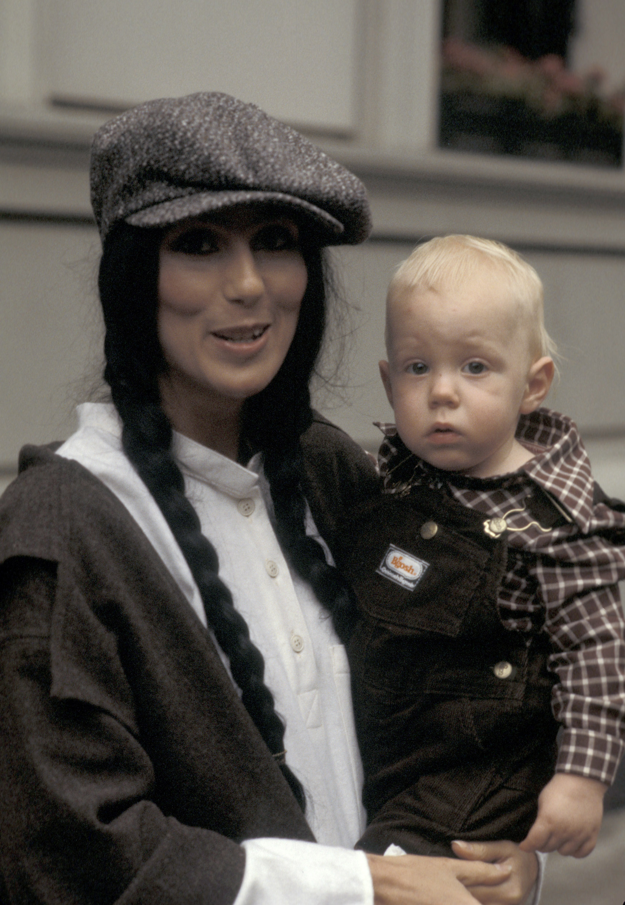 Cher et Elijah Blue Allman lors du « Stanley Siegel Show » à l'hôtel Pierre à New York, le 23 septembre 1977 | Source : Getty Images