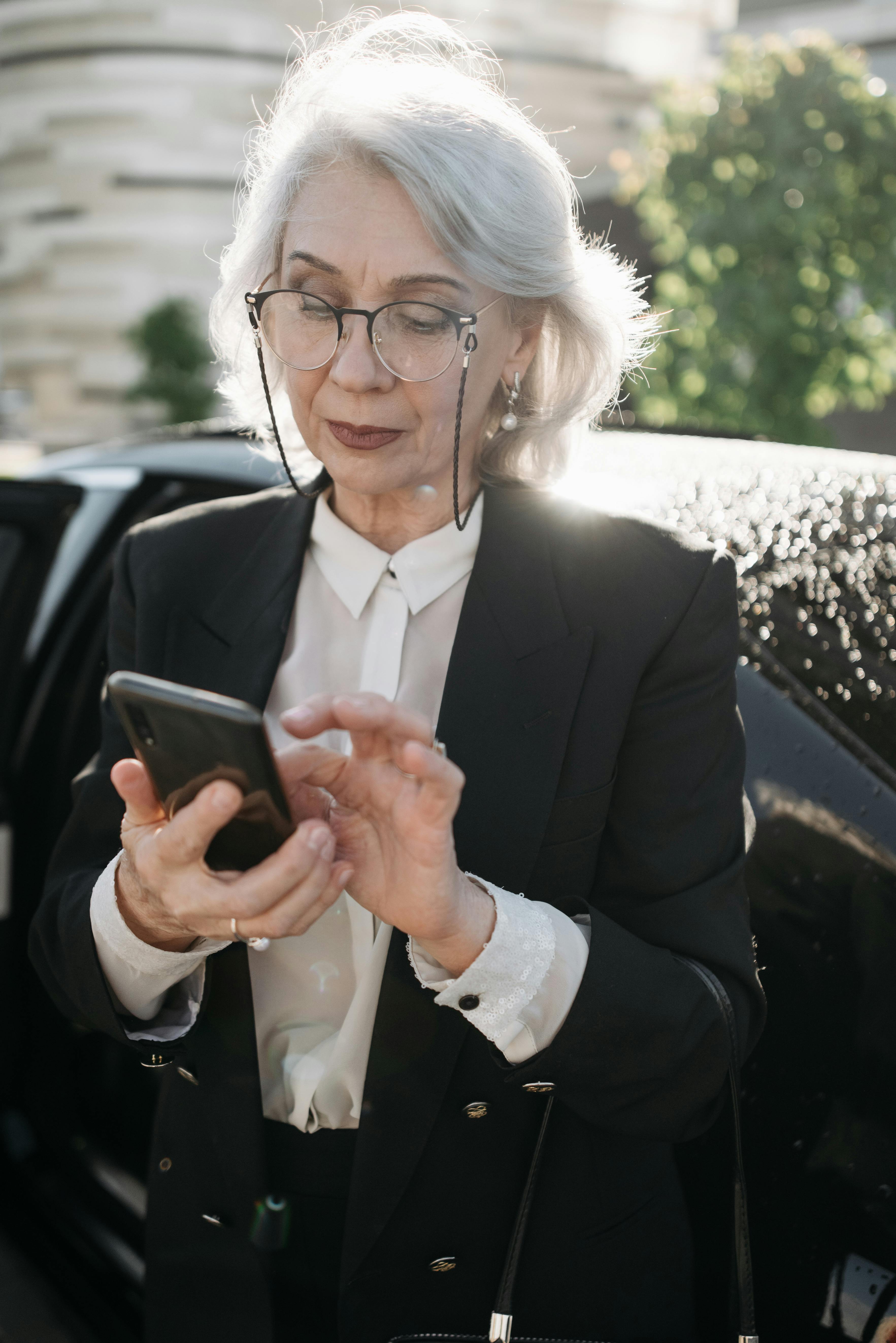 Une femme riche sortant de sa voiture | Source : Pexels