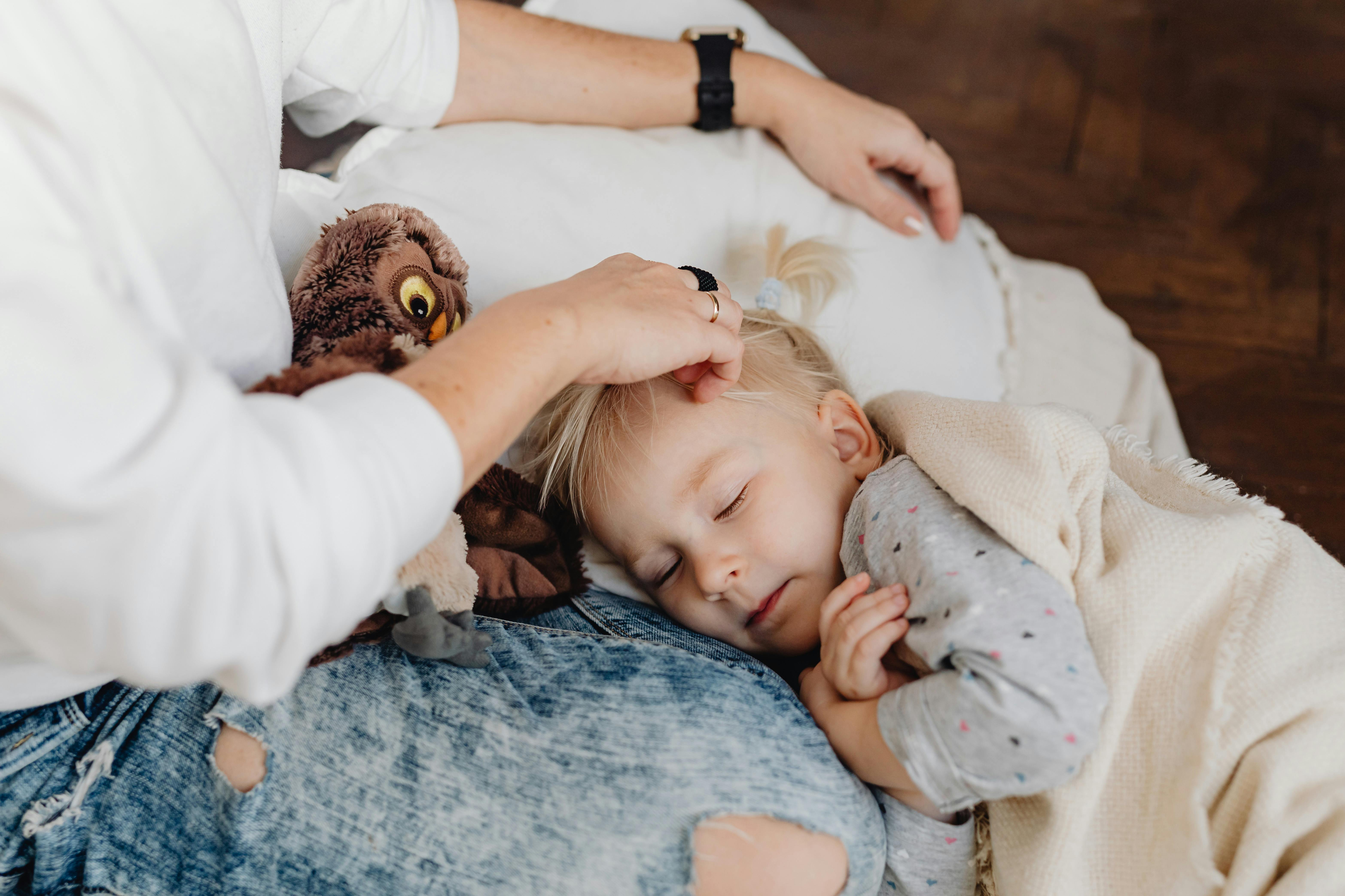 Une mère caresse les cheveux de son enfant | Source : Pexels
