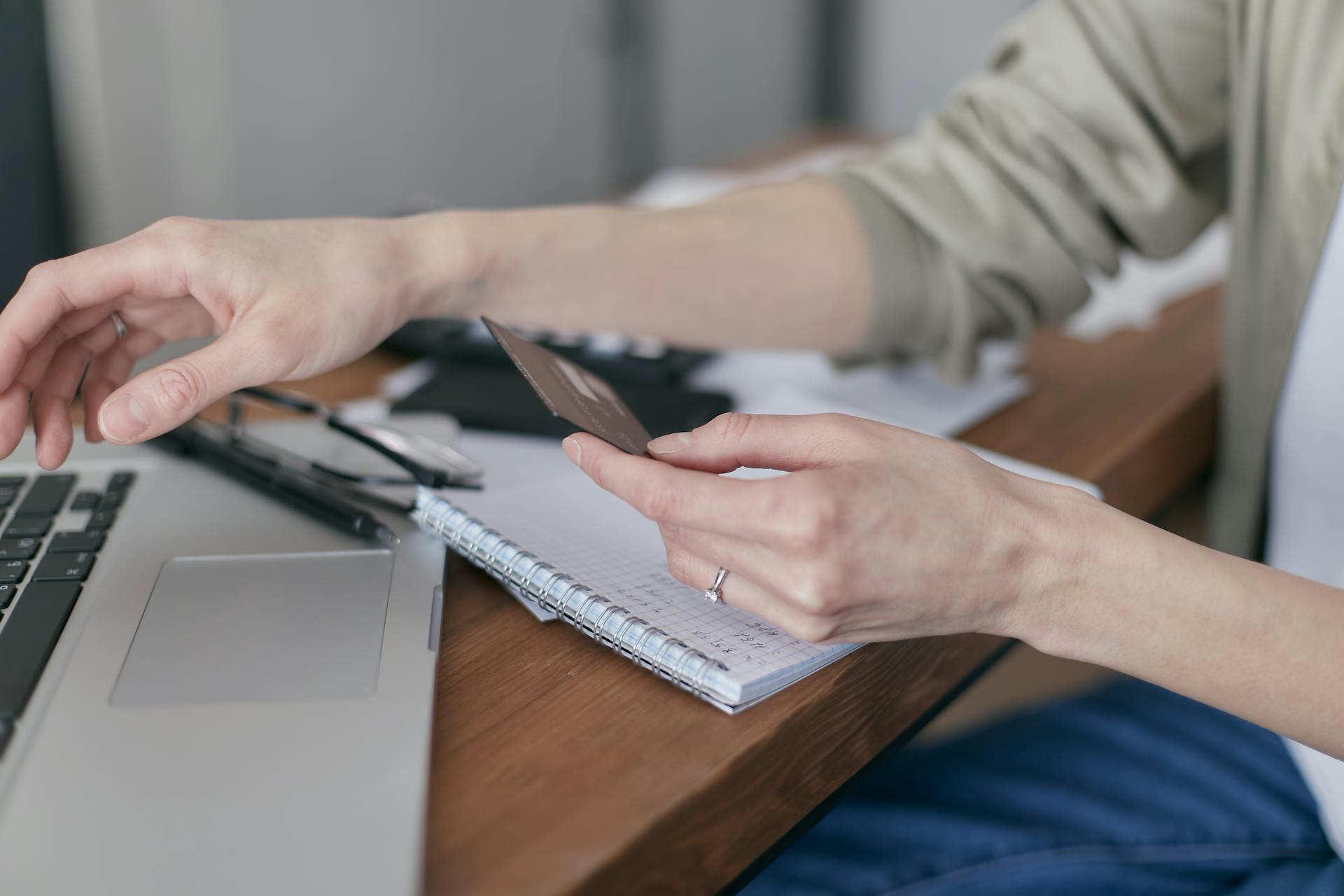 Une femme tenant une carte de crédit | Source : Pexels
