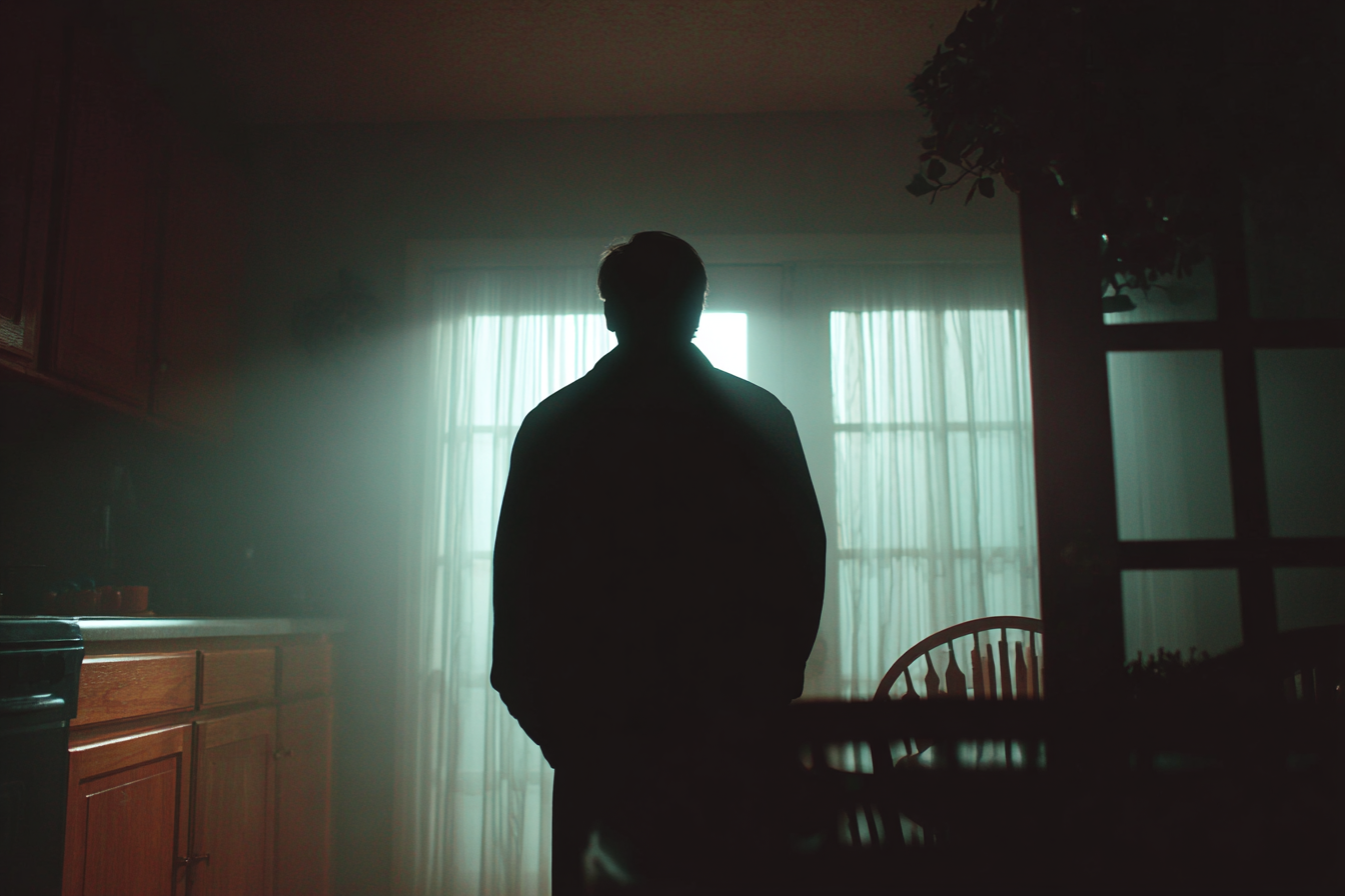 La silhouette d'un homme | Source : Midjourney