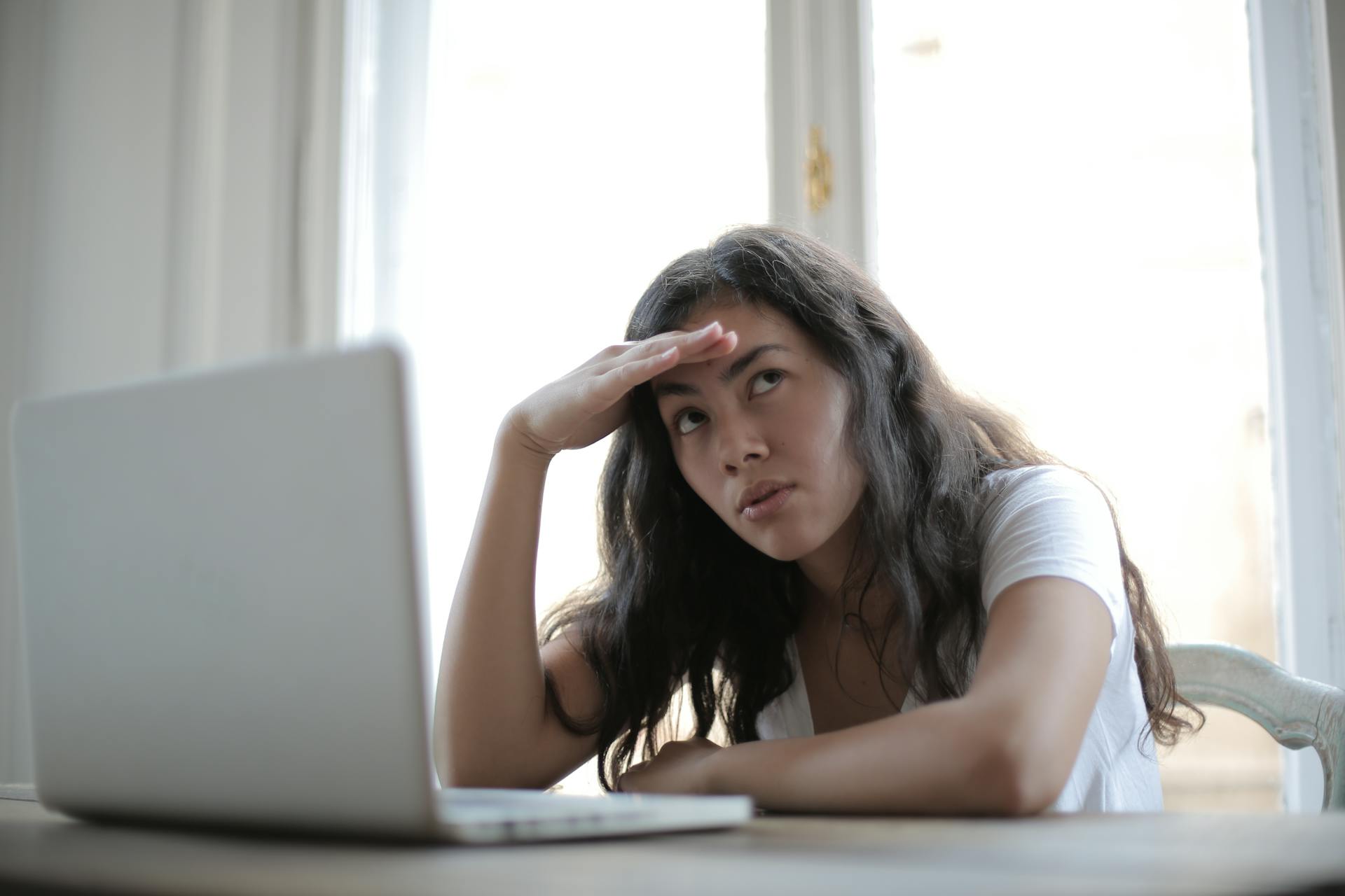 Une femme à l'air ennuyé pendant un appel vidéo | Source : Pexels