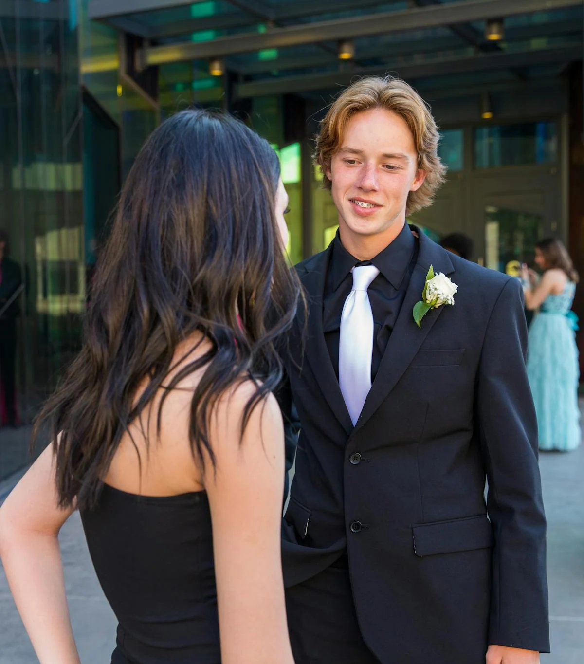 Un couple au bal de fin d'année en train de parler | Source : Pexels
