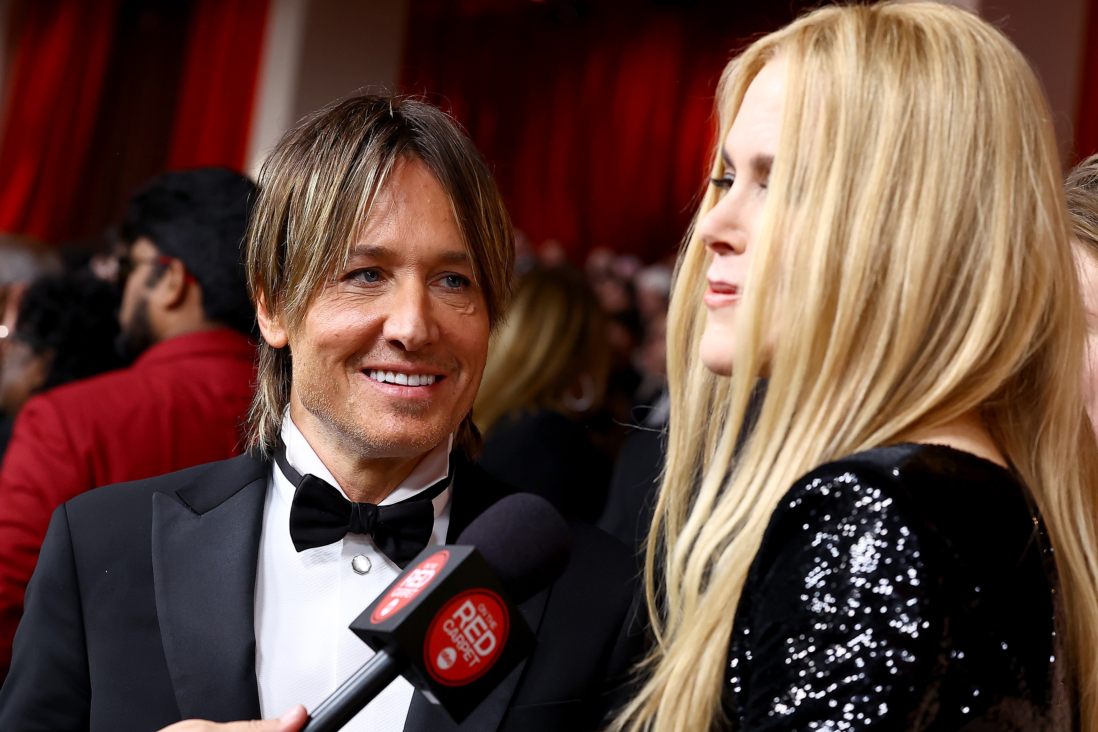 Keith Urban regarde Nicole Kidman alors qu'ils assistent à la 95e cérémonie des Oscars à Hollywood, en Californie, le 12 mars 2023 | Source : Getty Images