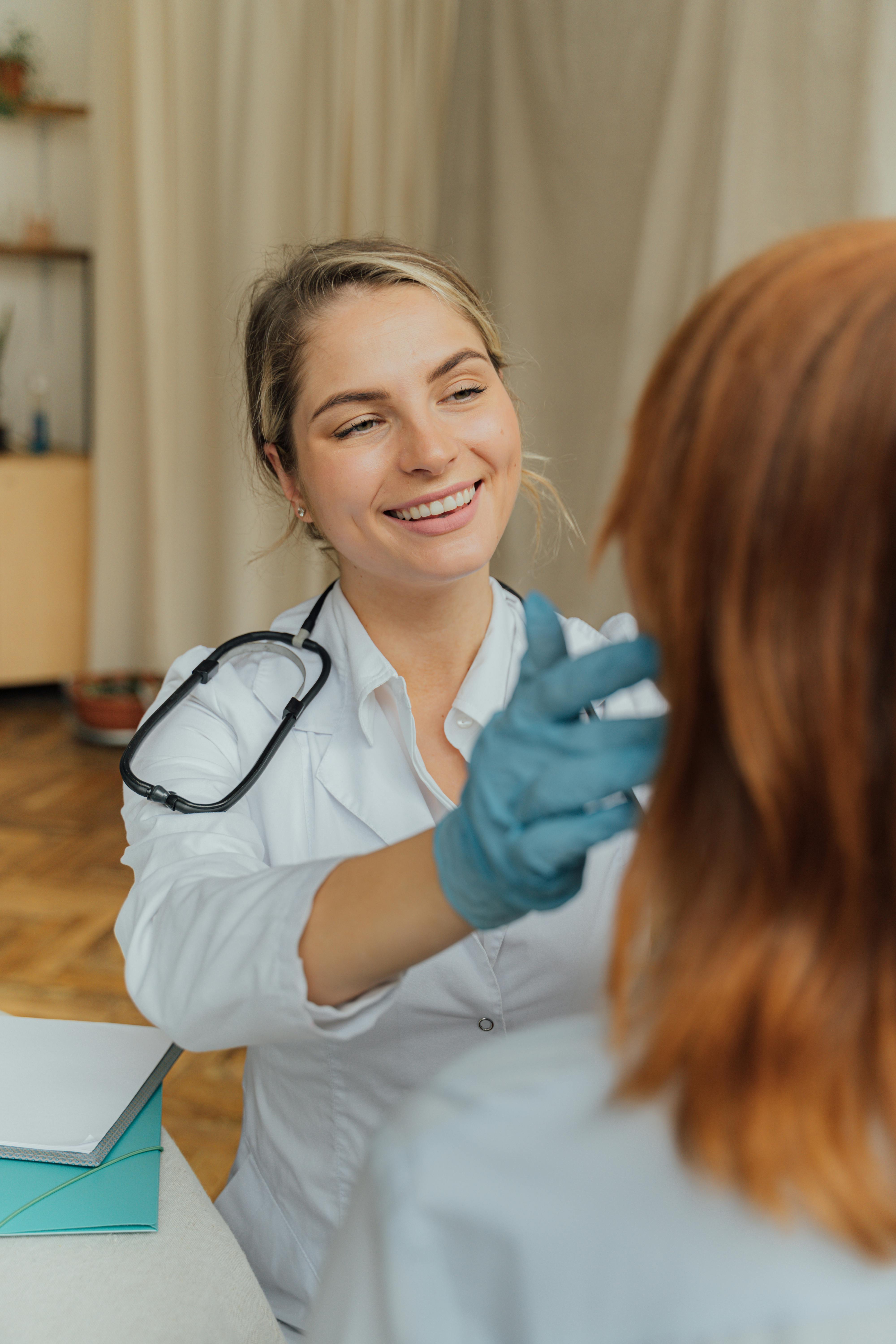 Une infirmière heureuse qui aide un patient | Source : Pexels