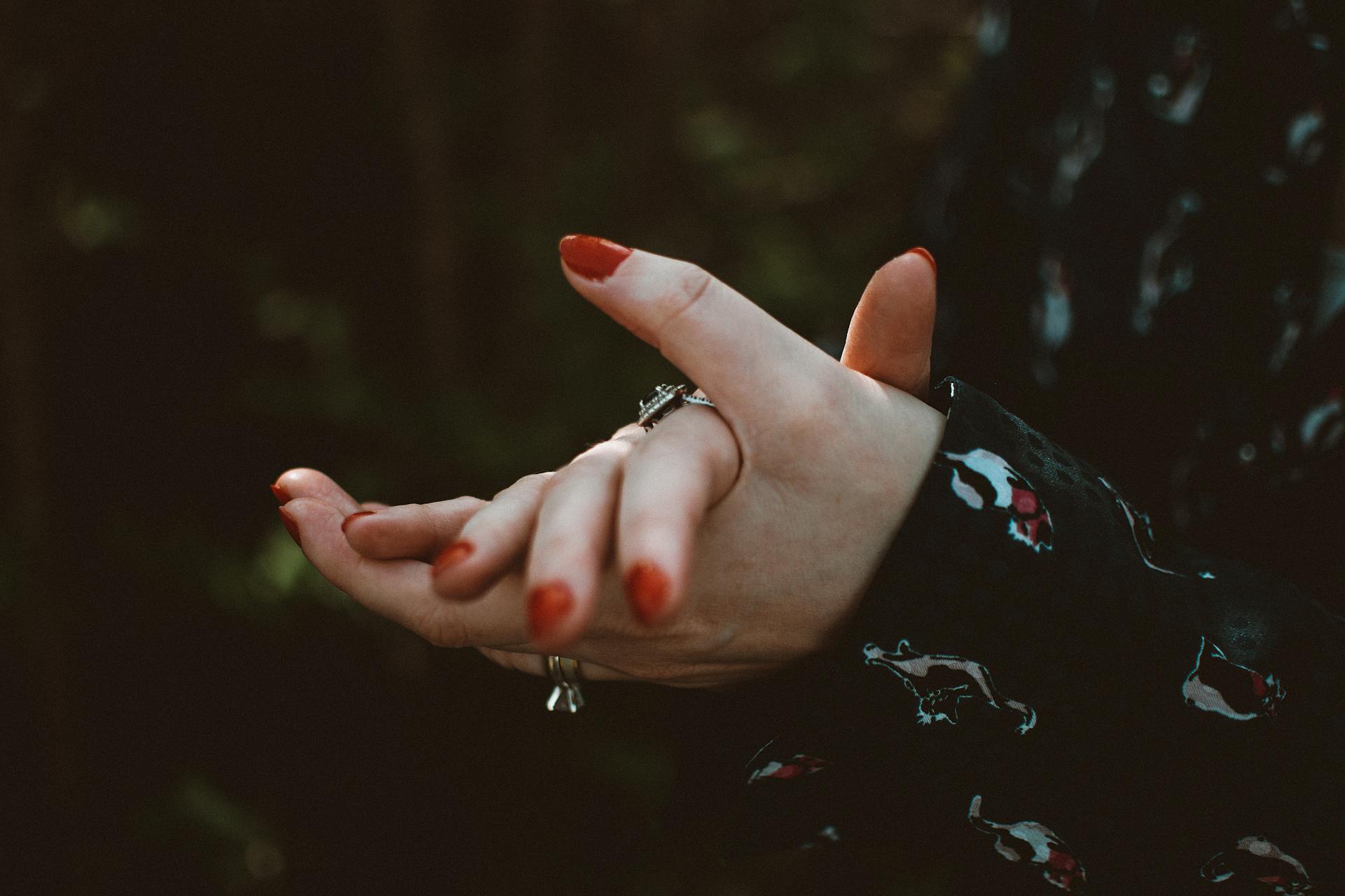Une femme qui tape dans ses mains | Source : Pexels
