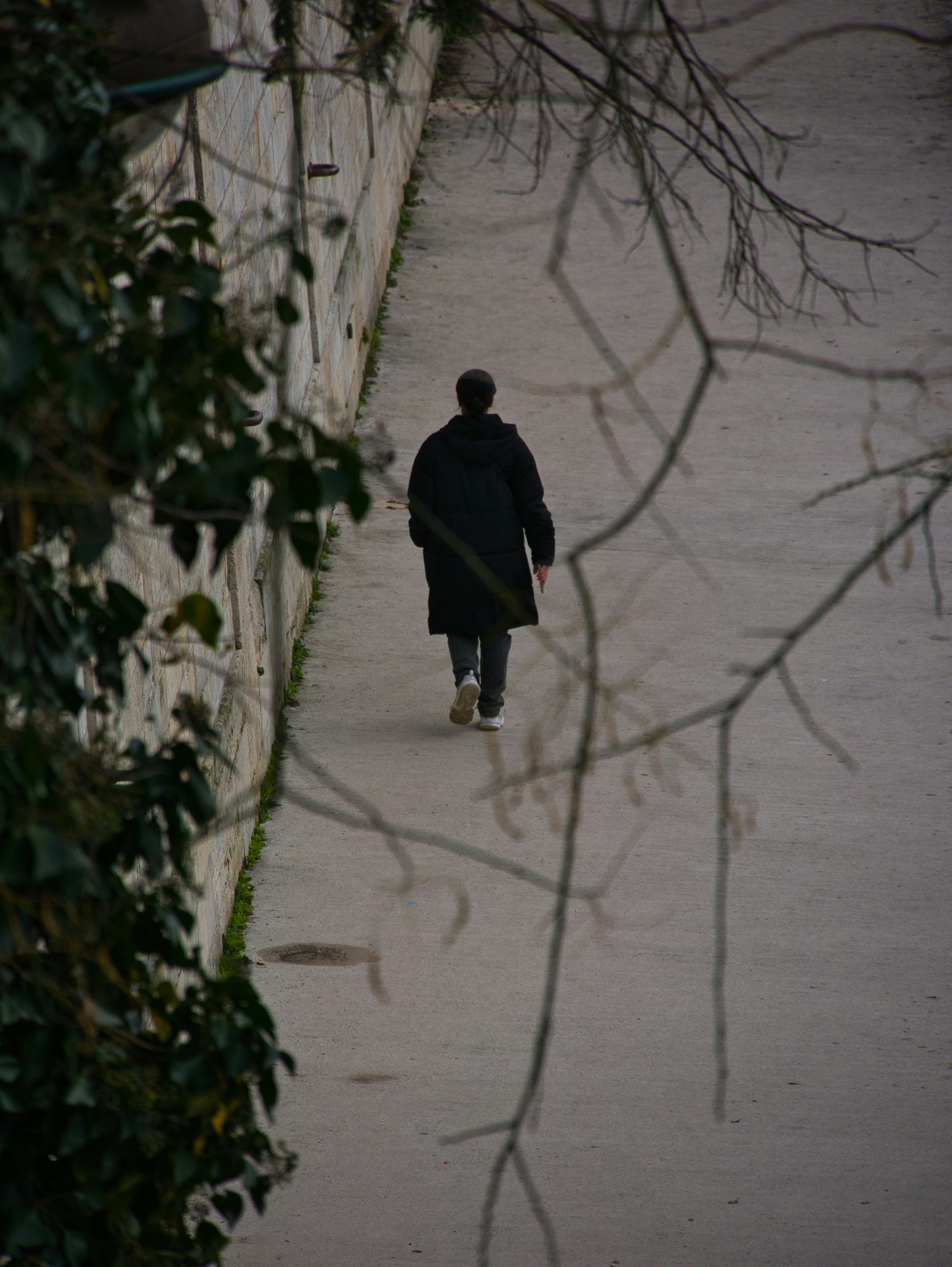 Une personne marchant dans la rue | Source : Unsplash