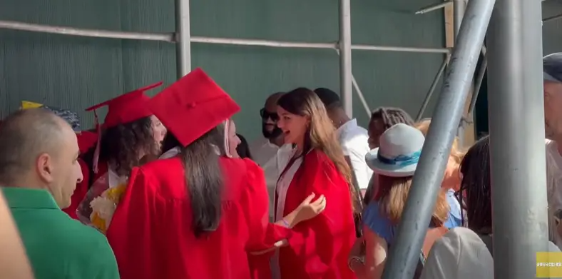 Suri Cruise fête son diplôme à New York. | Source : YouTube/ Page Six