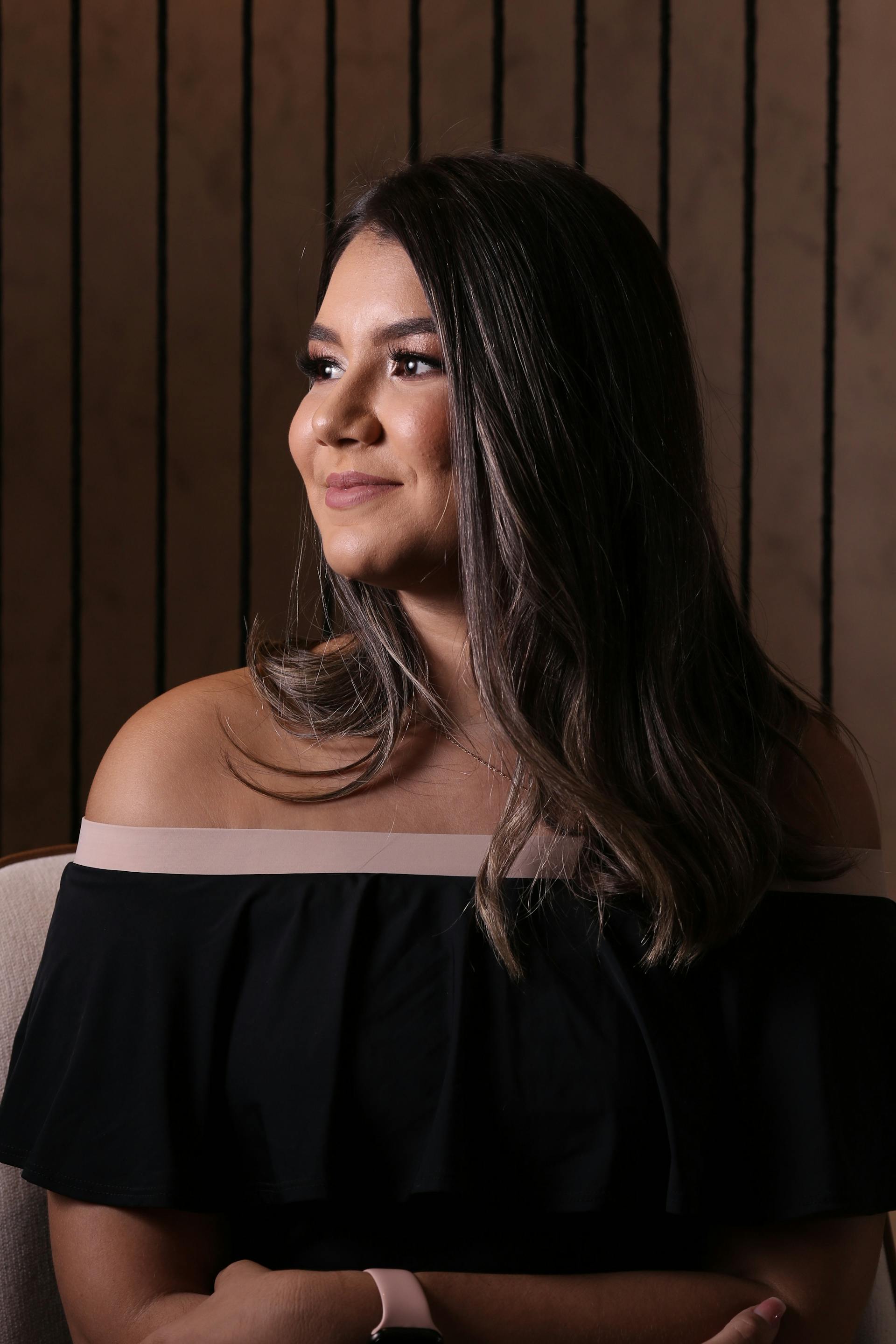 Une femme souriante qui regarde quelqu'un | Source : Pexels