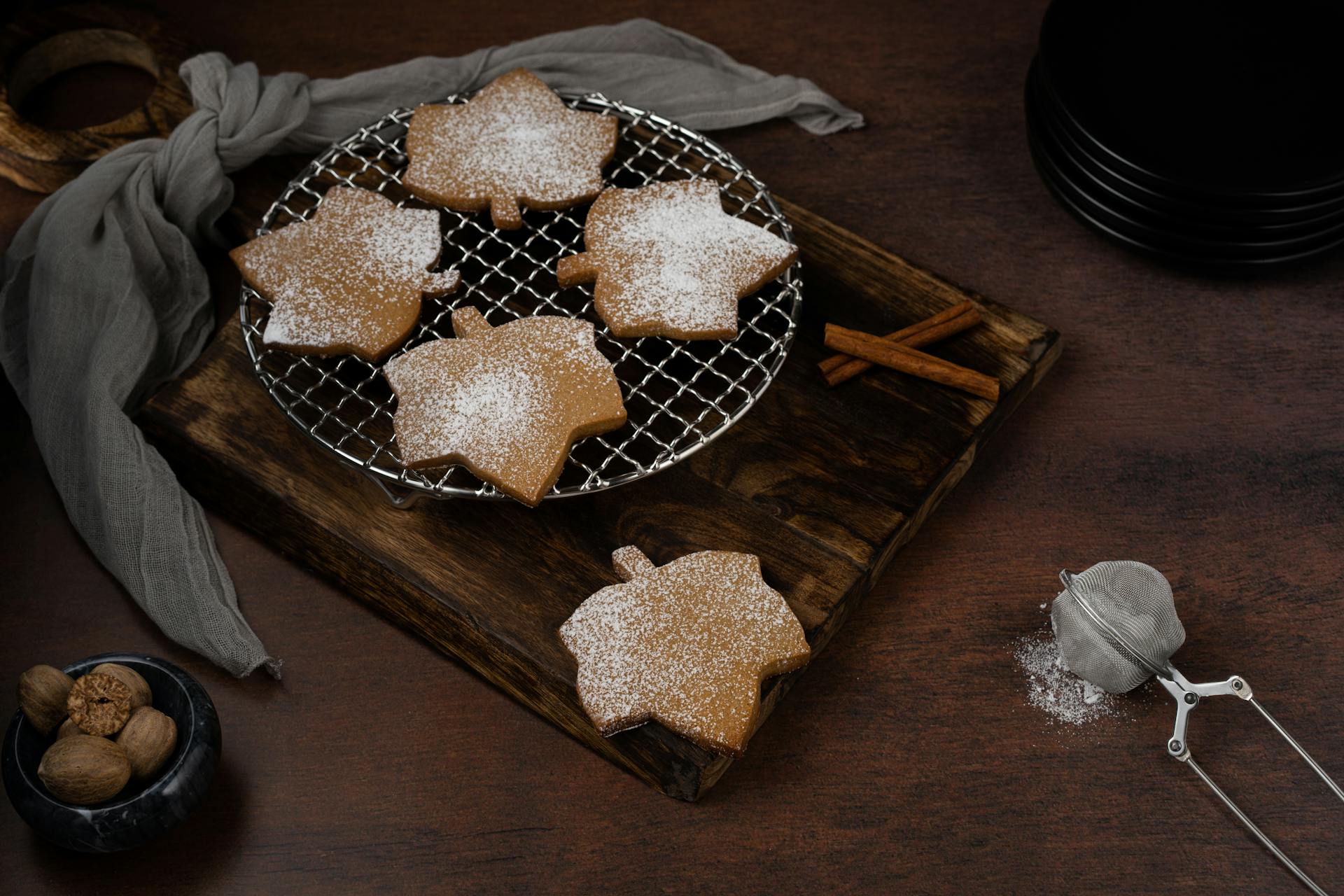 Biscuits en sucre en forme de feuilles sur une surface en bois | Source : Pexels