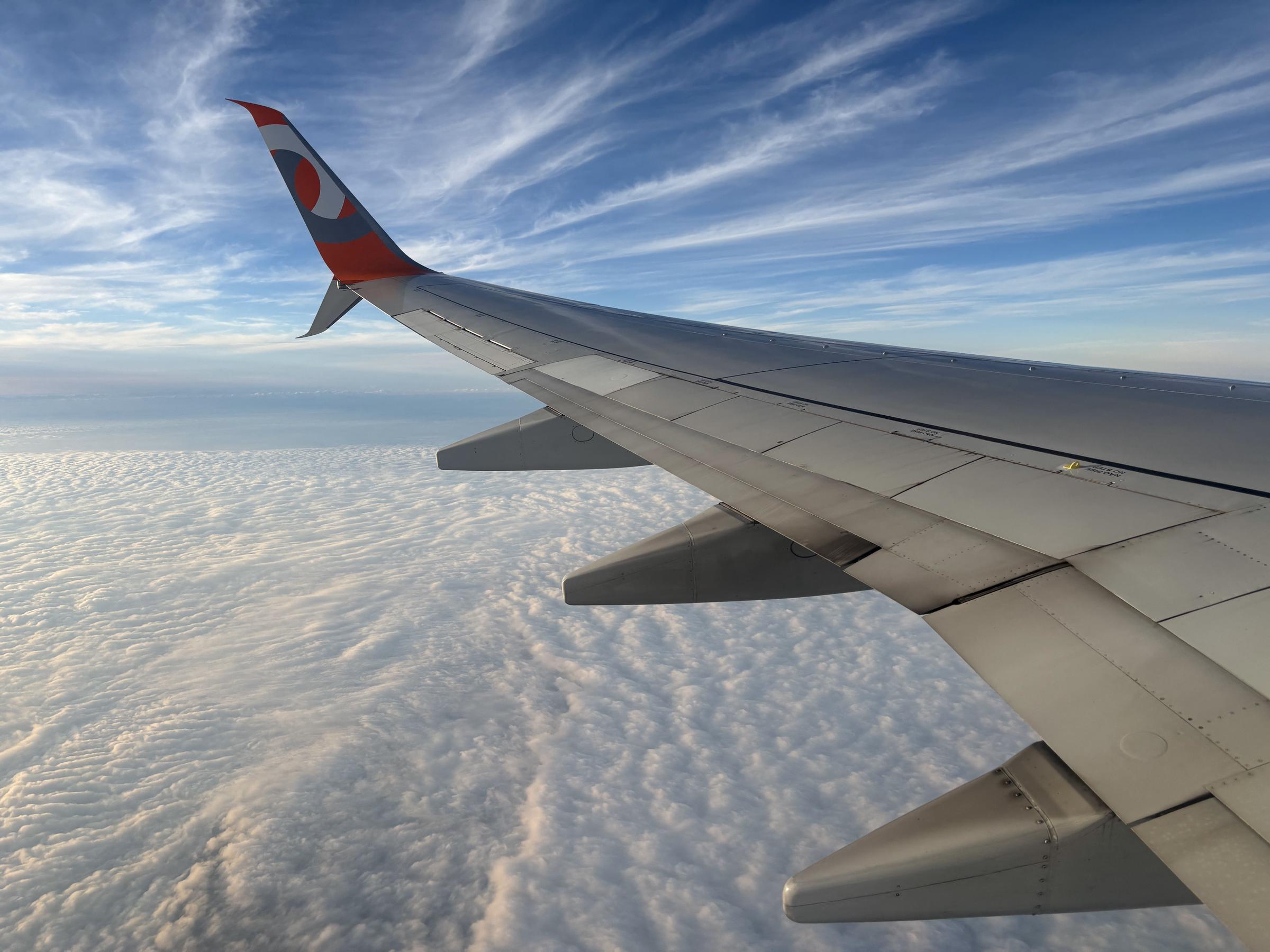 L'aile d'un avion de GOL Airlines est vue au milieu des nuages après avoir décollé de l'aéroport international de Guarulhos à São Paulo, au Brésil, le 18 mars 2026 | Source : Getty Images