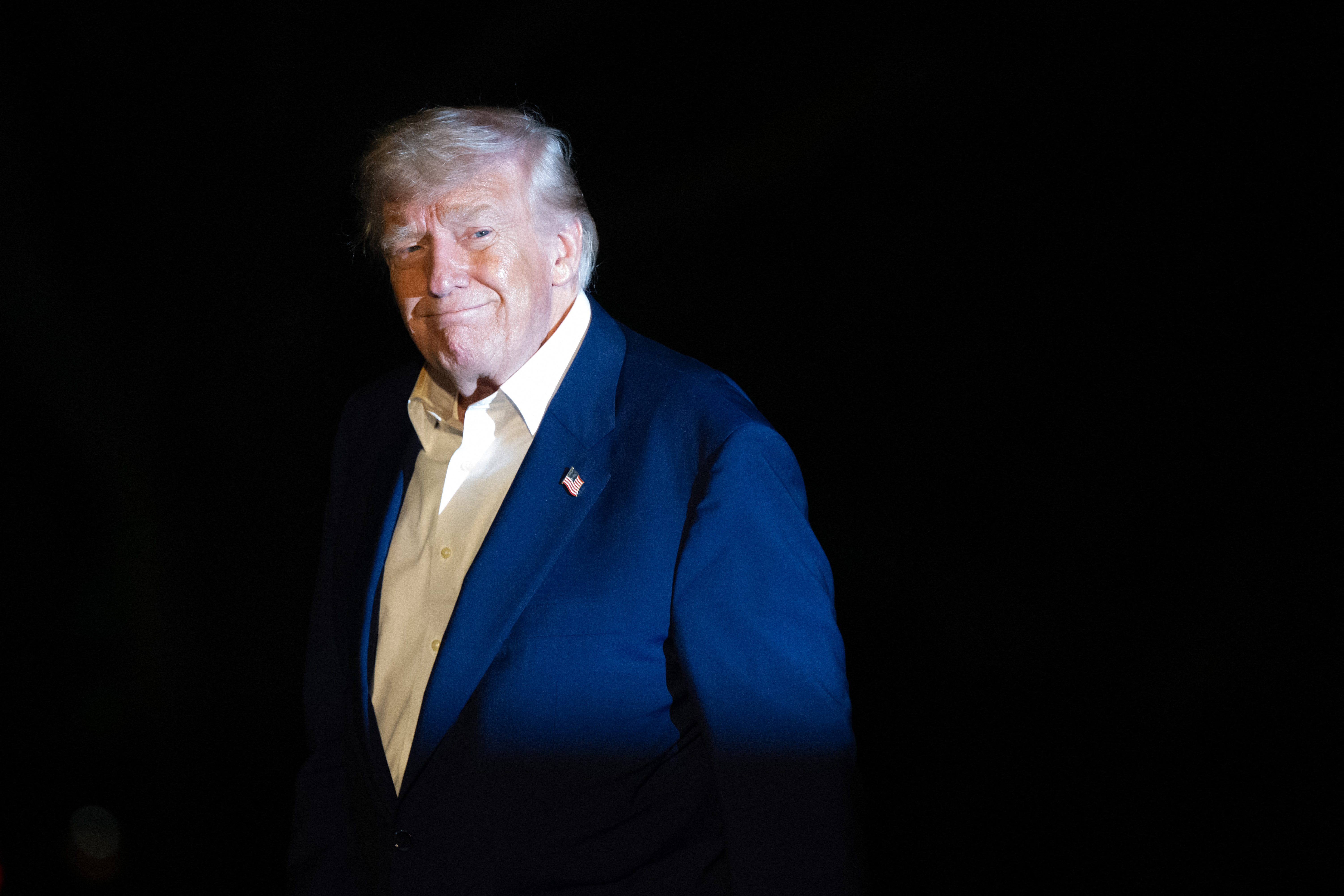 Donald Trump sourit après son arrivée à bord de Marine One sur la pelouse sud de la Maison Blanche à Washington, le 16 mai 2025 | Source : Getty Images