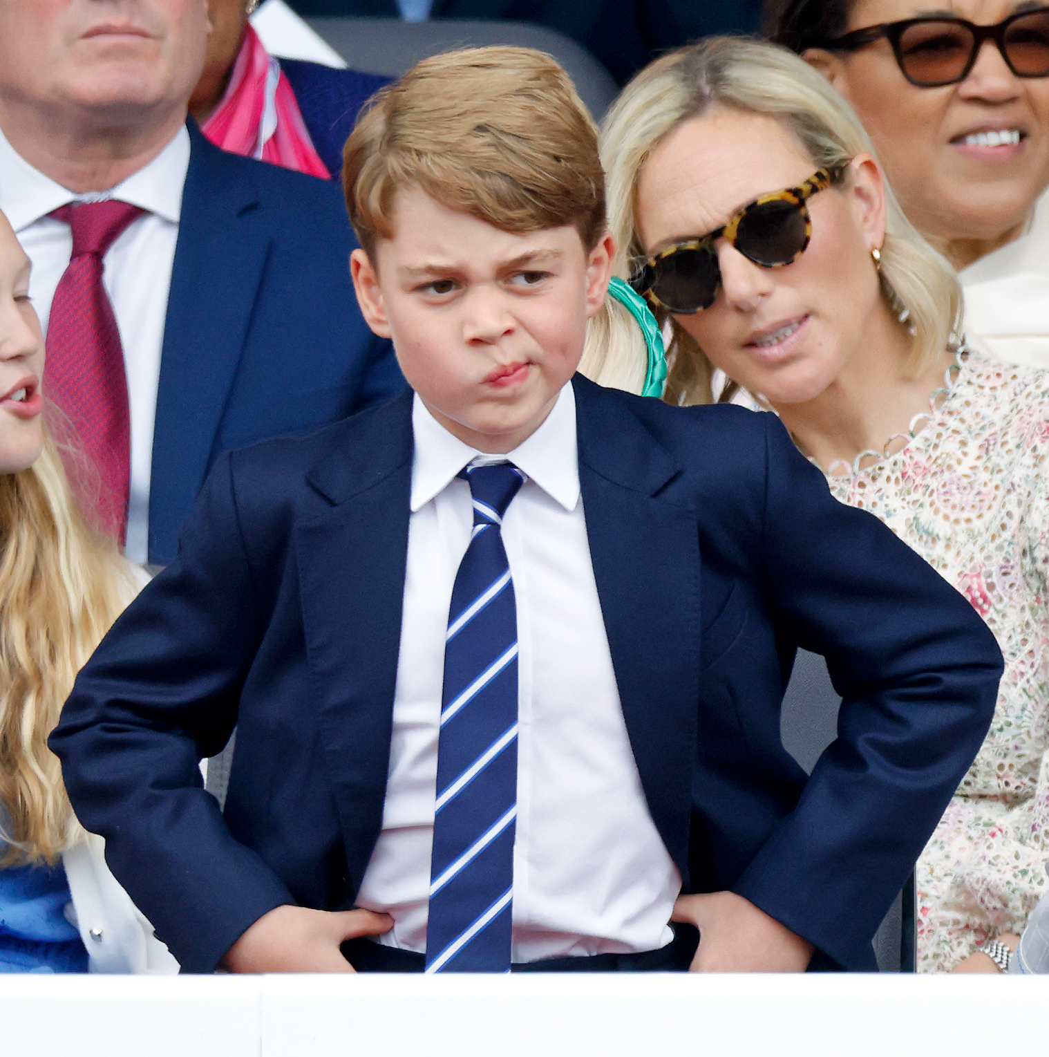 Plus tard cette année-là, George a participé aux festivités organisées pour le jubilé de platine de son arrière-grand-mère, la reine Élisabeth II, en assistant au « Platinum Pageant » le 5 juin. On l’a vu là, à 8 ans, lors des célébrations marquant les 70 ans de règne de la reine.