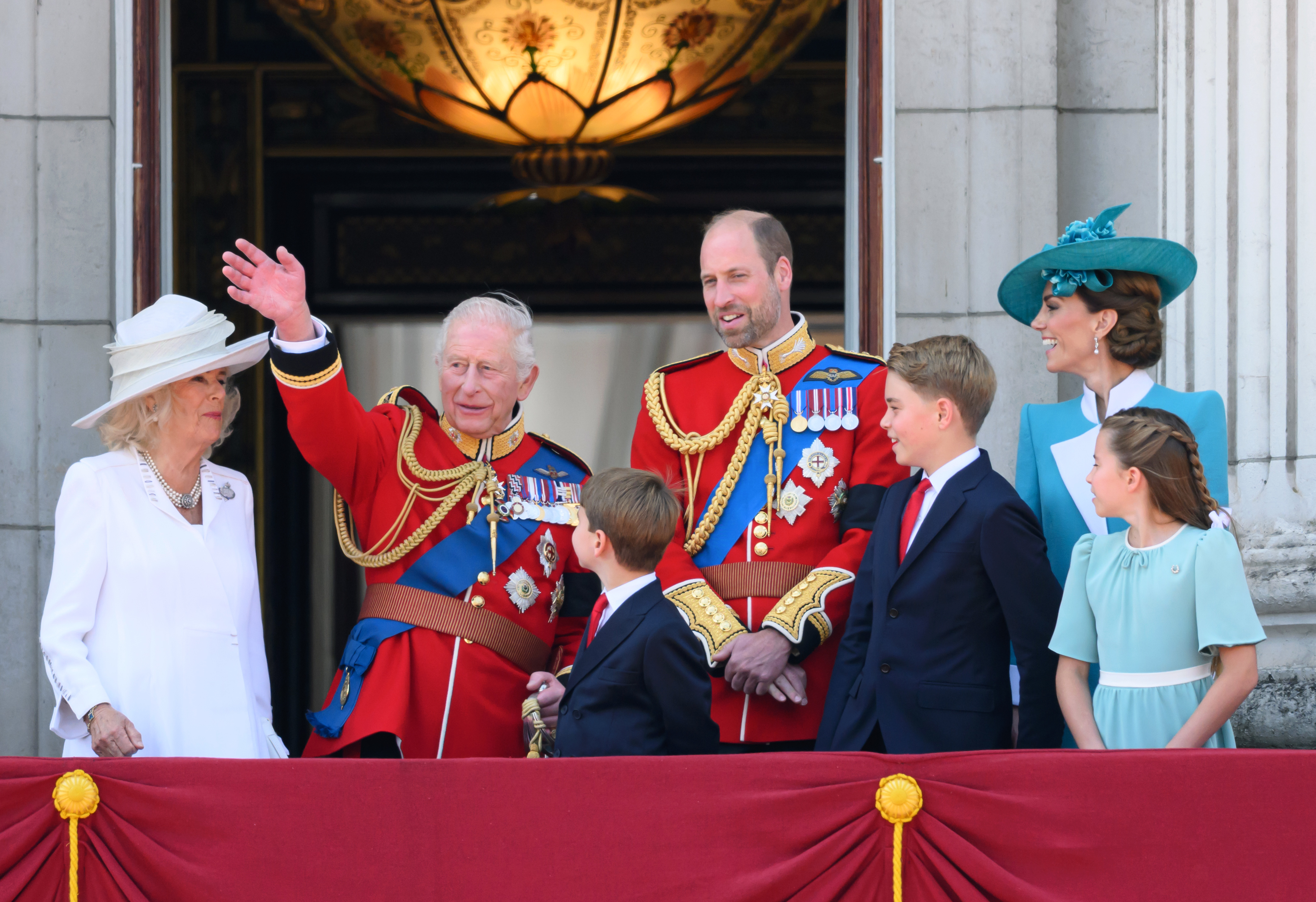 Le roi Charles III salue le peuple anglais sous le regard de la reine Camilla, du prince William, des princes Louis et George, et des princesses Catherine et Charlotte, sur le balcon du palais de Buckingham.
