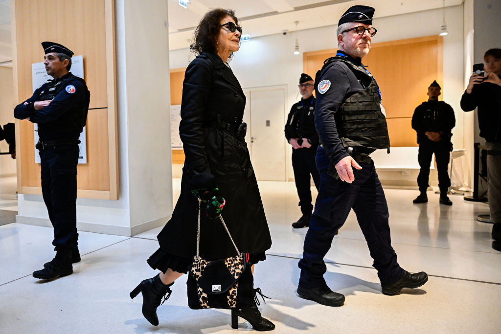L'actrice française Fanny Ardant arrive au tribunal correctionnel de Paris, le 26 mars 2025, pour assister au procès de l'acteur français Gérard Depardieu, accusé d'avoir agressé sexuellement deux femmes lors d'un tournage en 2021 I Source : Getty Images