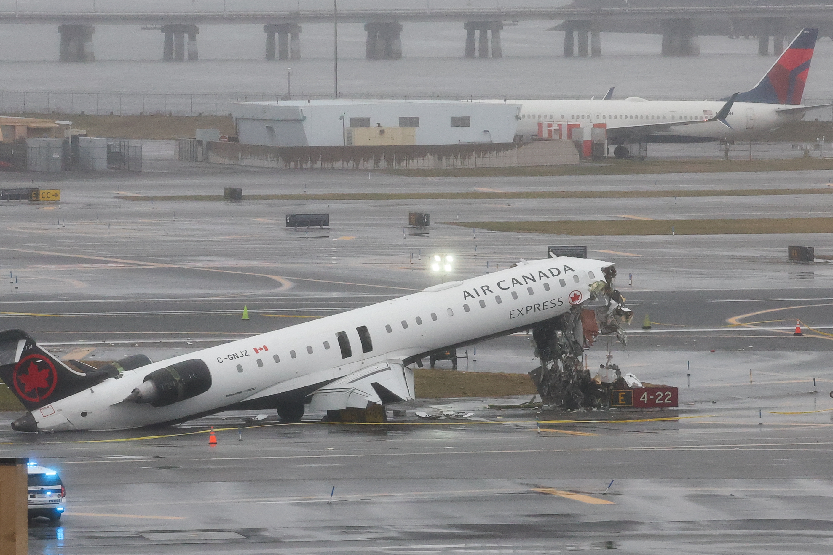 Un CRJ-900 d'Air Canada Express immobilisé sur la piste après être entré en collision avec un camion de pompiers de l'Autorité aéroportuaire à l'aéroport LaGuardia, le 24 mars 2026, à New York | Source : Getty Images