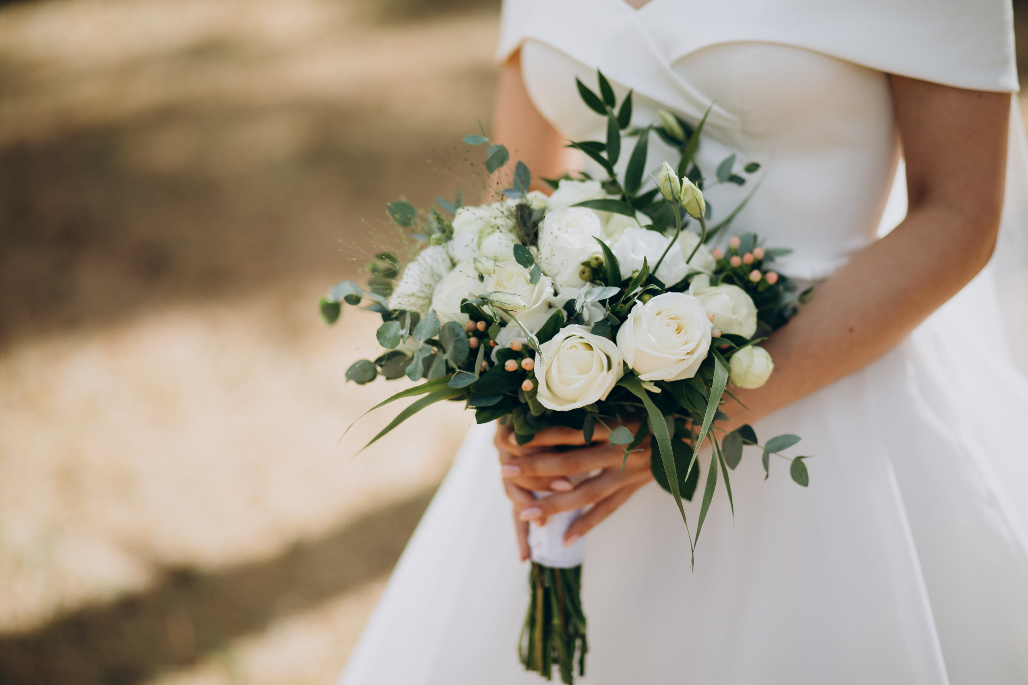 Une mariée tenant un bouquet | Source : Freepik