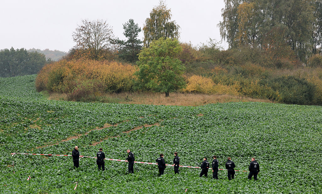 Des officiers de police ratissent un large périmètre autour de l'endroit où le corps d'un enfant a été retrouvé le 15 octobre 2025, Mecklembourg-Poméranie occidentale, Klein Upahl | Source : Getty Images