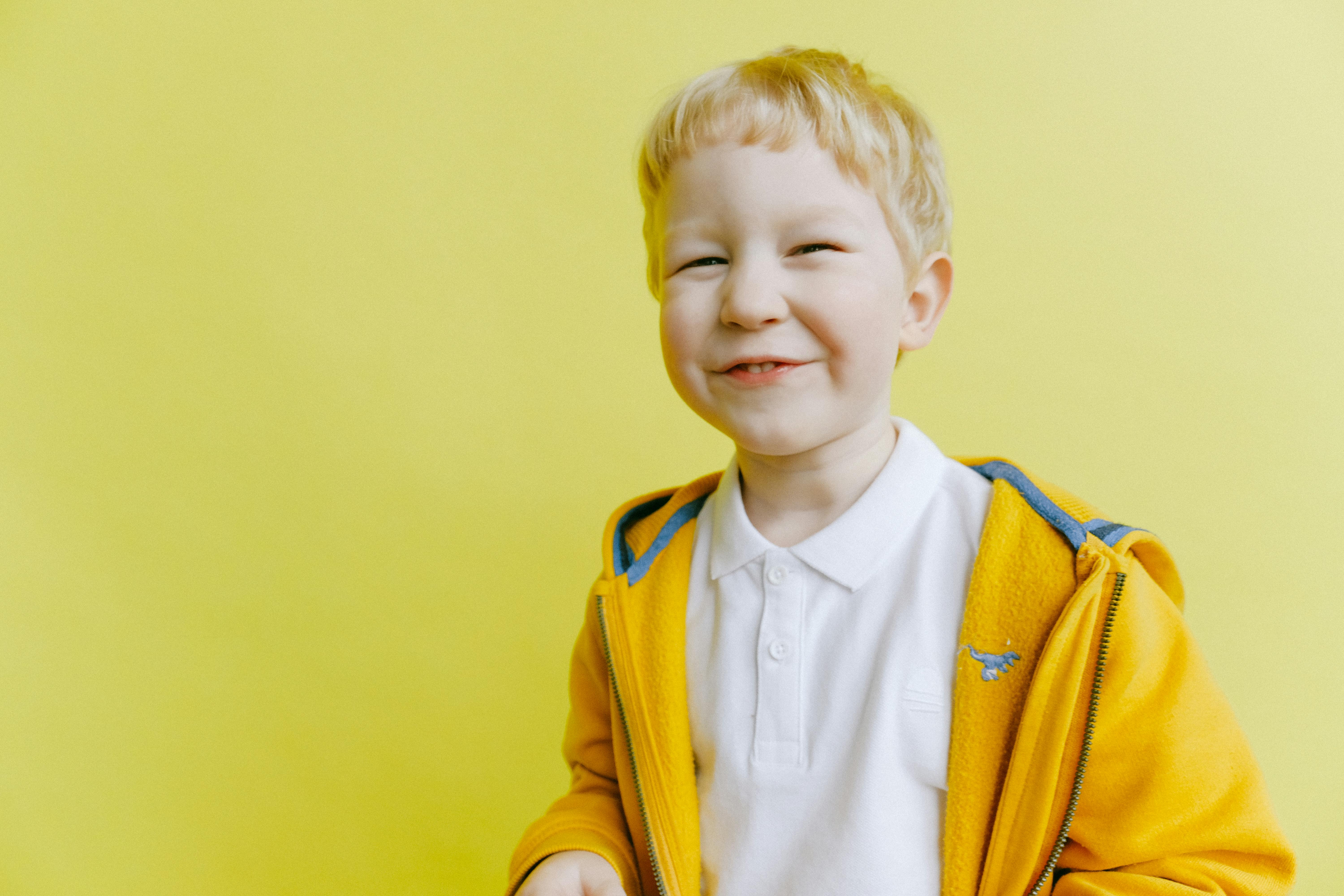 Un petit garçon souriant | Source : Pexels