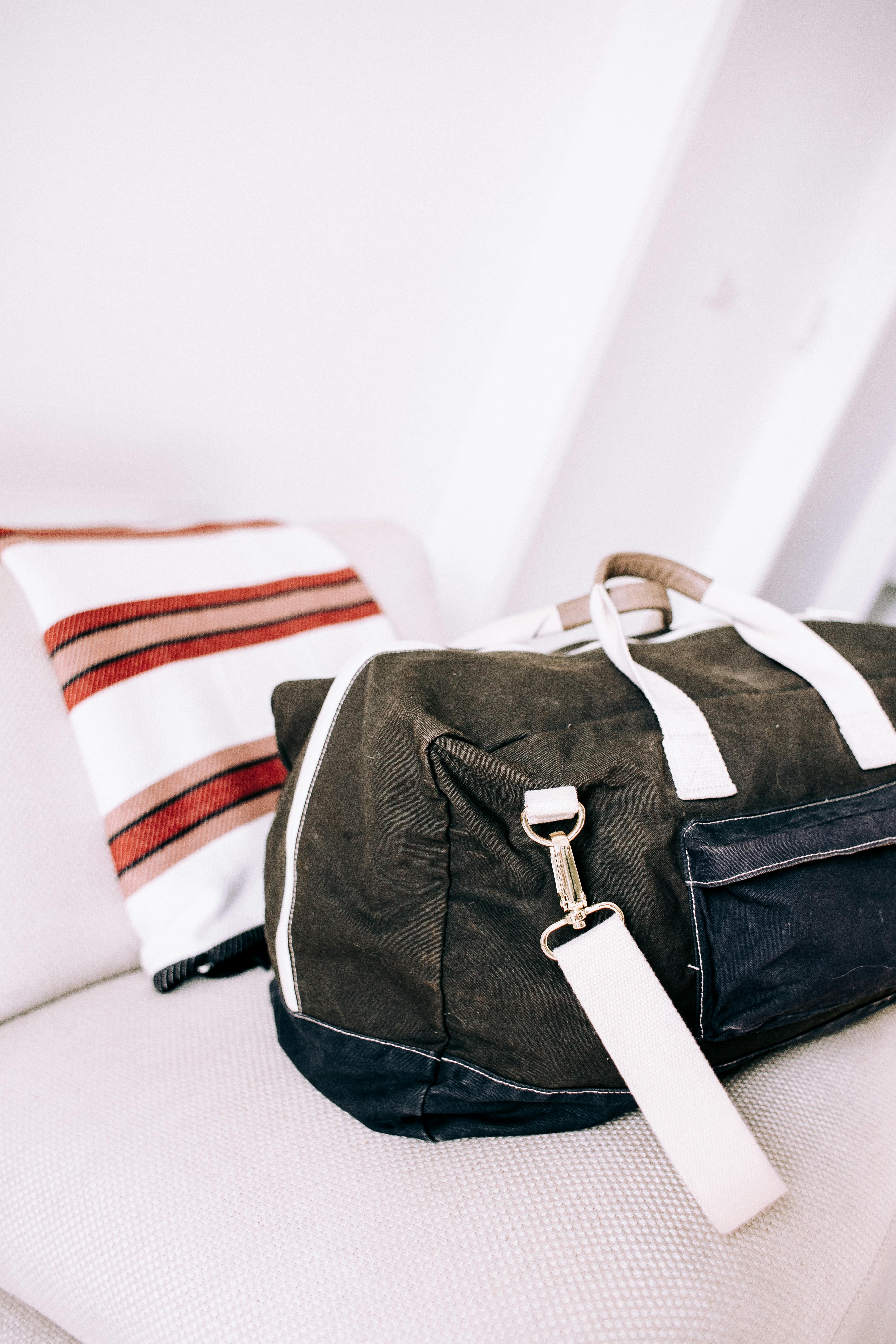 Un sac sur un canapé | Source : Pexels