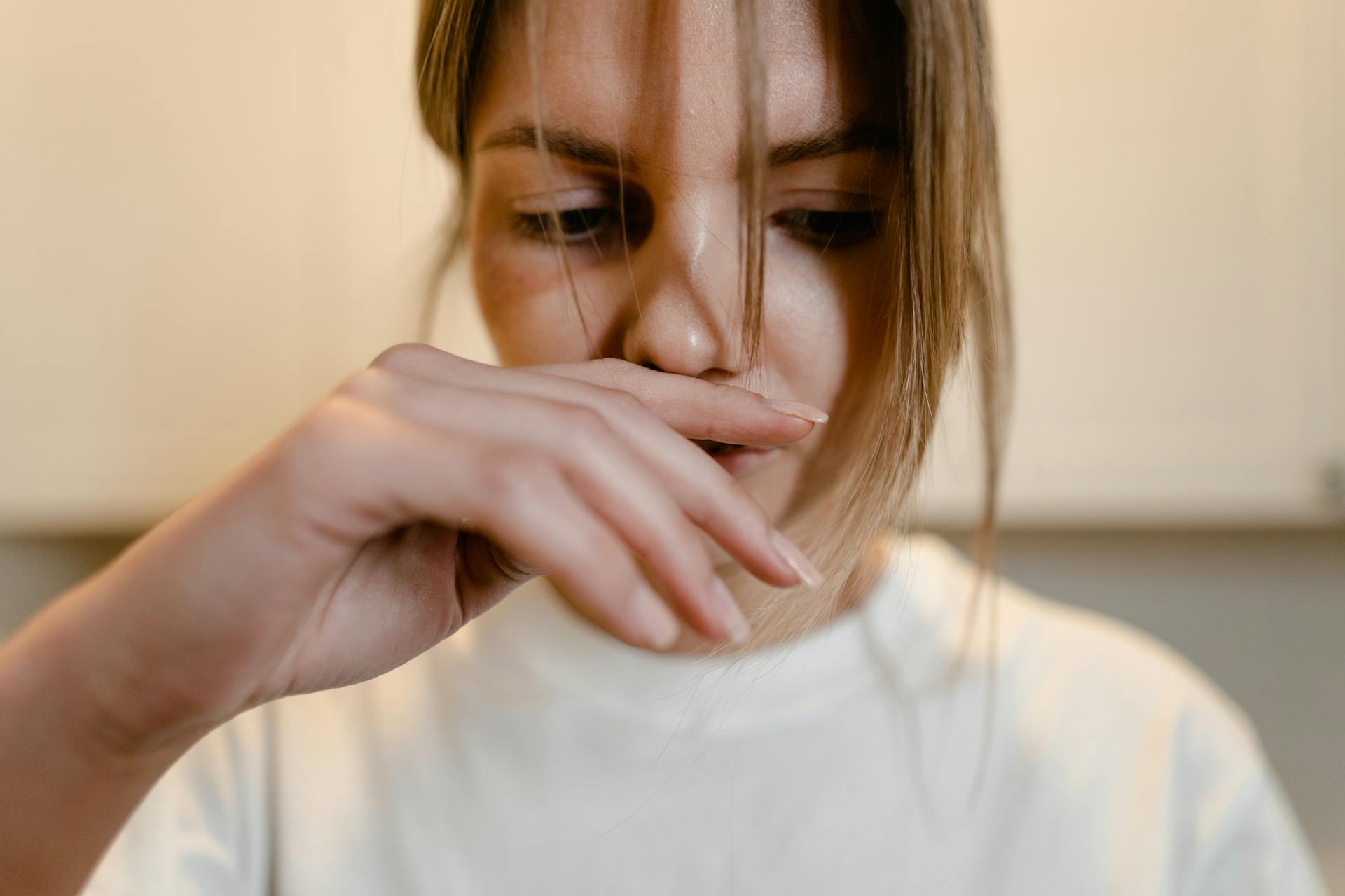 Une femme se couvrant la bouche | Source : Pexels