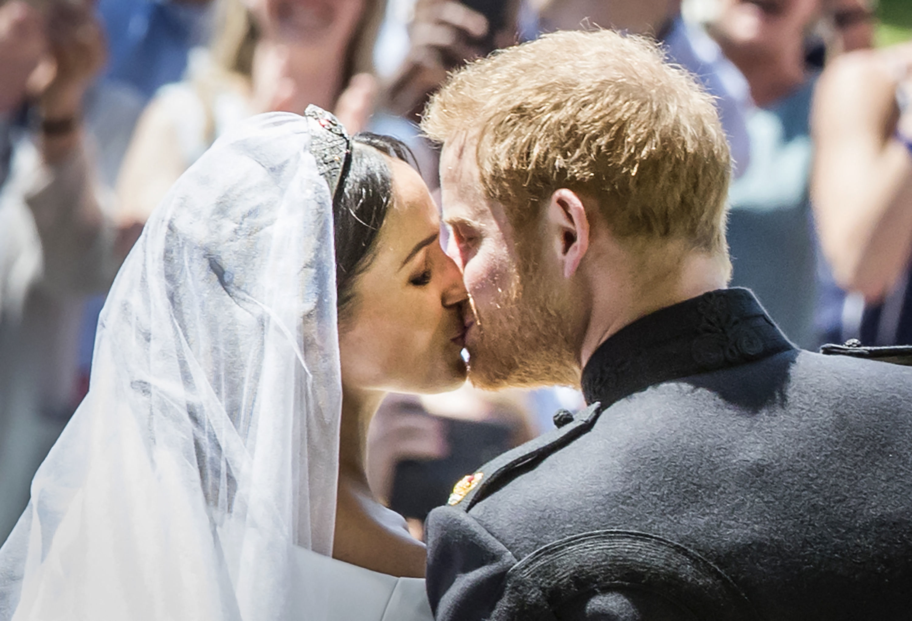 Meghan Markle et le prince Harry partageant un baiser le jour de leur mariage à la chapelle Saint-Georges, le 19 mai 2018. | Source : Getty Images
