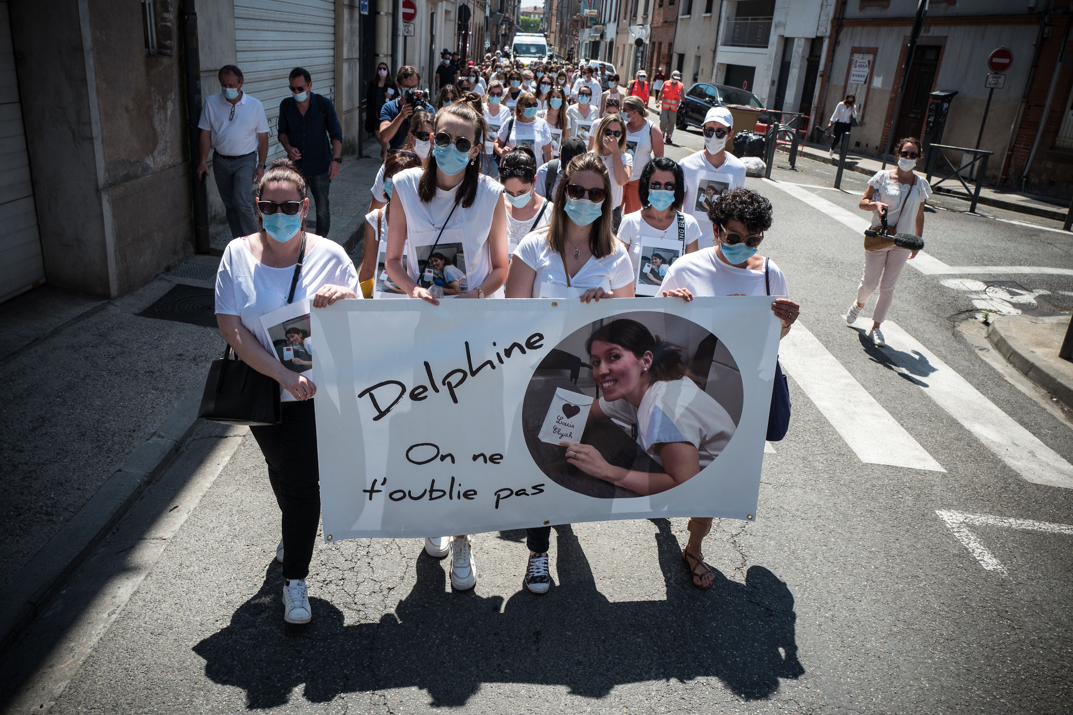 Les collègues et les proches de Delphine Jubillar, disparue en décembre 2020, brandissent une banderole avec sa photo et l'inscription « Nous ne t'oublions pas » lors d'un rassemblement à Albi, dans le sud de la France, le 12 juin 2021 I Source : Getty Images