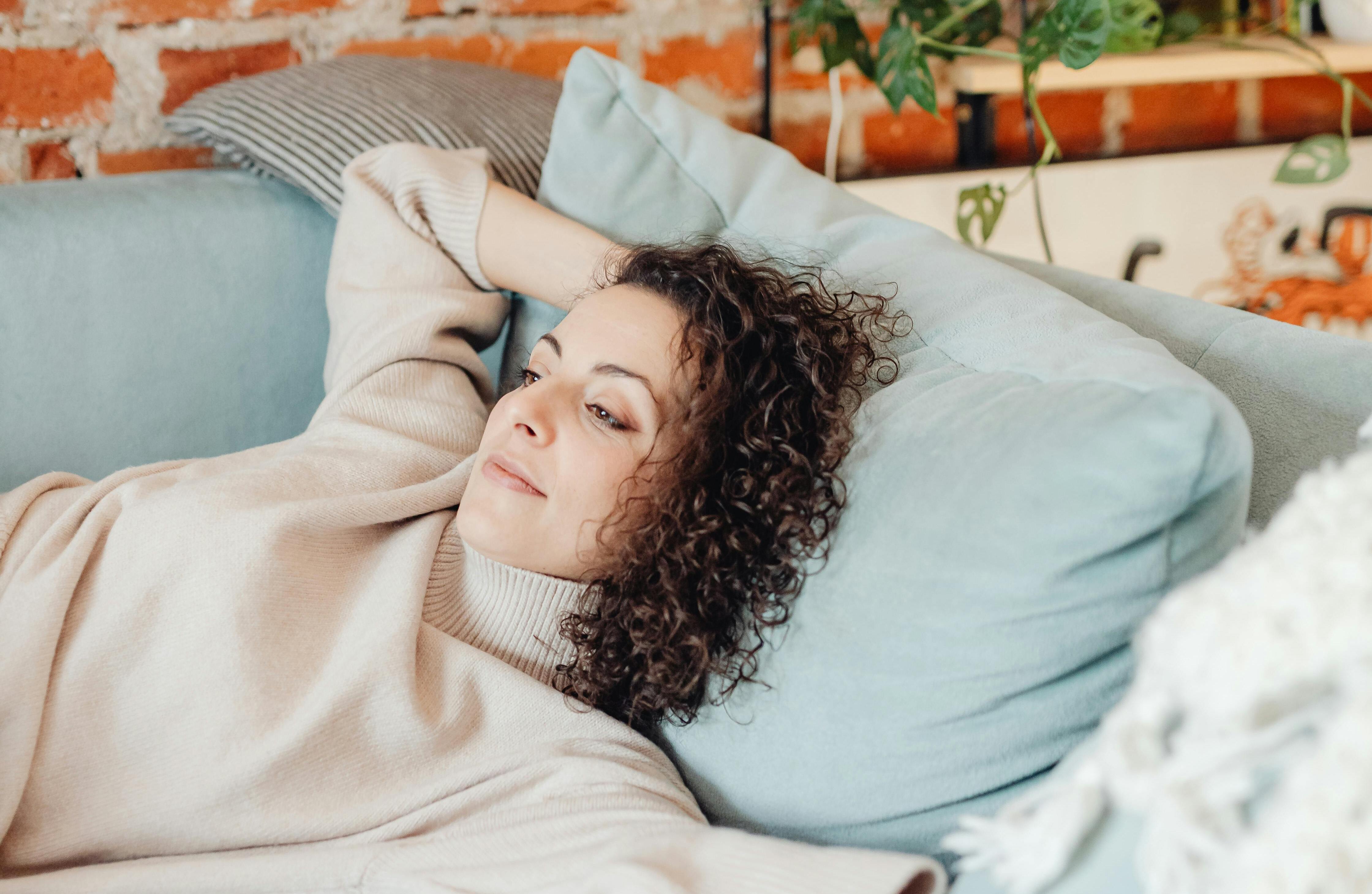 Une femme allongée sur un canapé | Source : Pexels