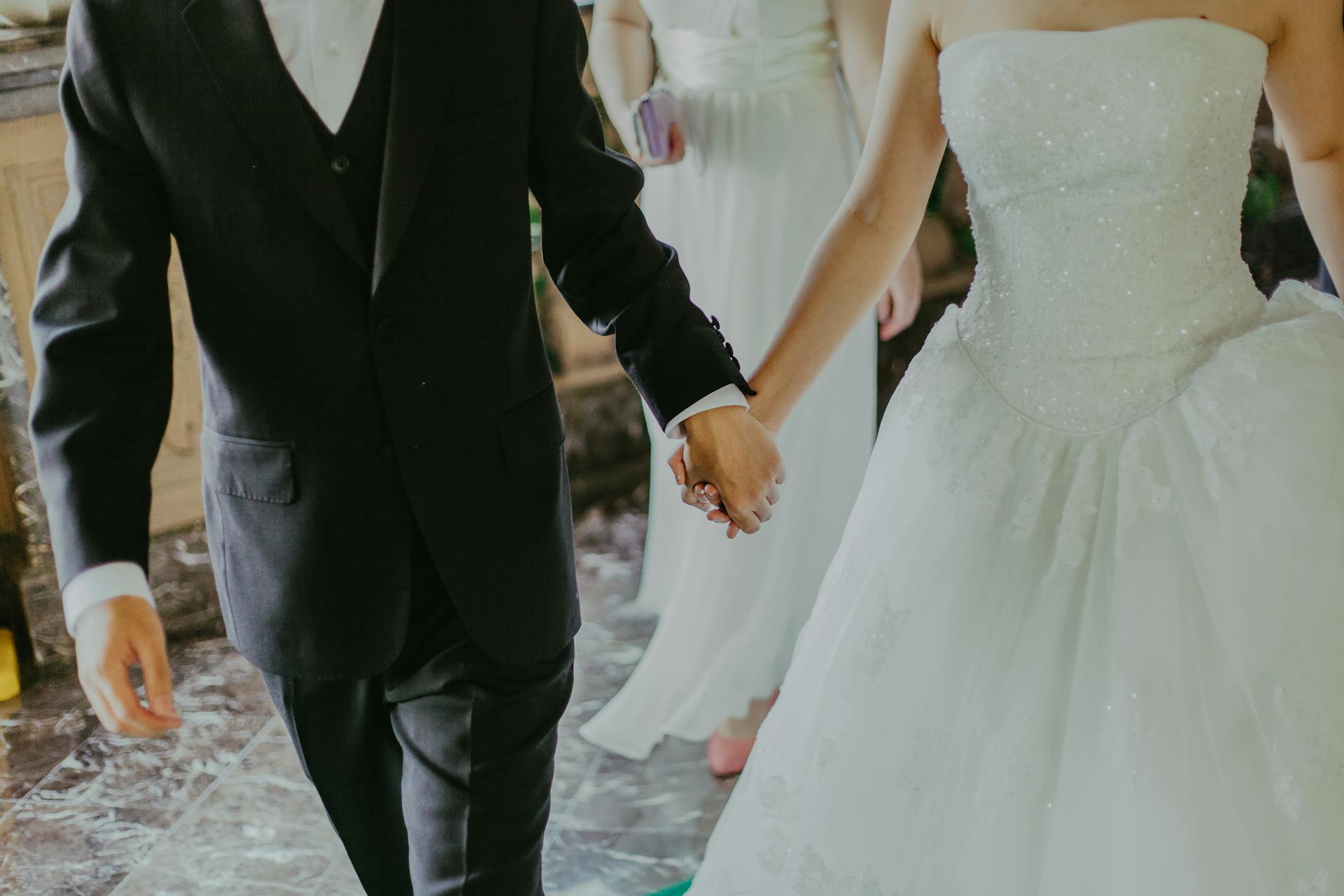 Un marié tenant la main d'une mariée | Source : Pexels