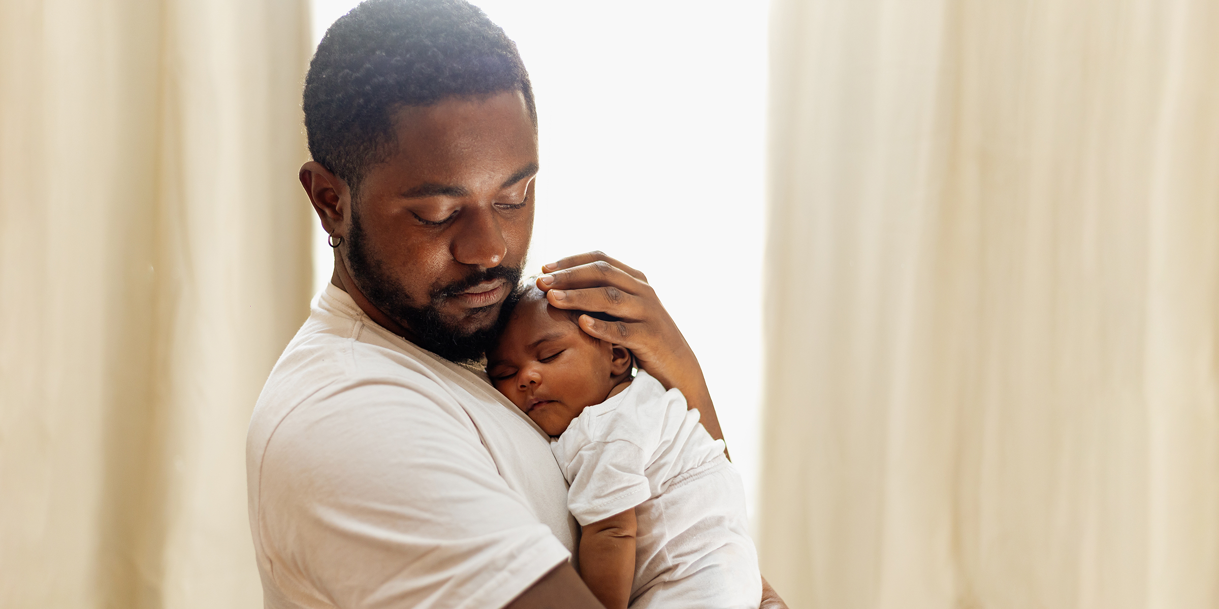 Un père tenant son bébé | Source : Shutterstock