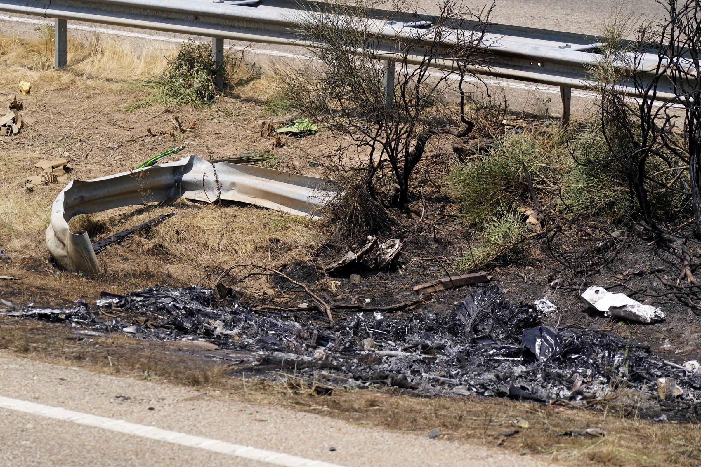 Des débris et des traces de brûlures sont visibles le long de l'autoroute A-52, sur le lieu de l'accident où le footballeur de Liverpool Diogo Jota et son frère André Felipe ont trouvé la mort dans un accident de voiture près de Cernadilla, dans la province de Zamora, au nord-ouest de l'Espagne, tôt le matin du 3 juillet 2025 I Source : Getty Images