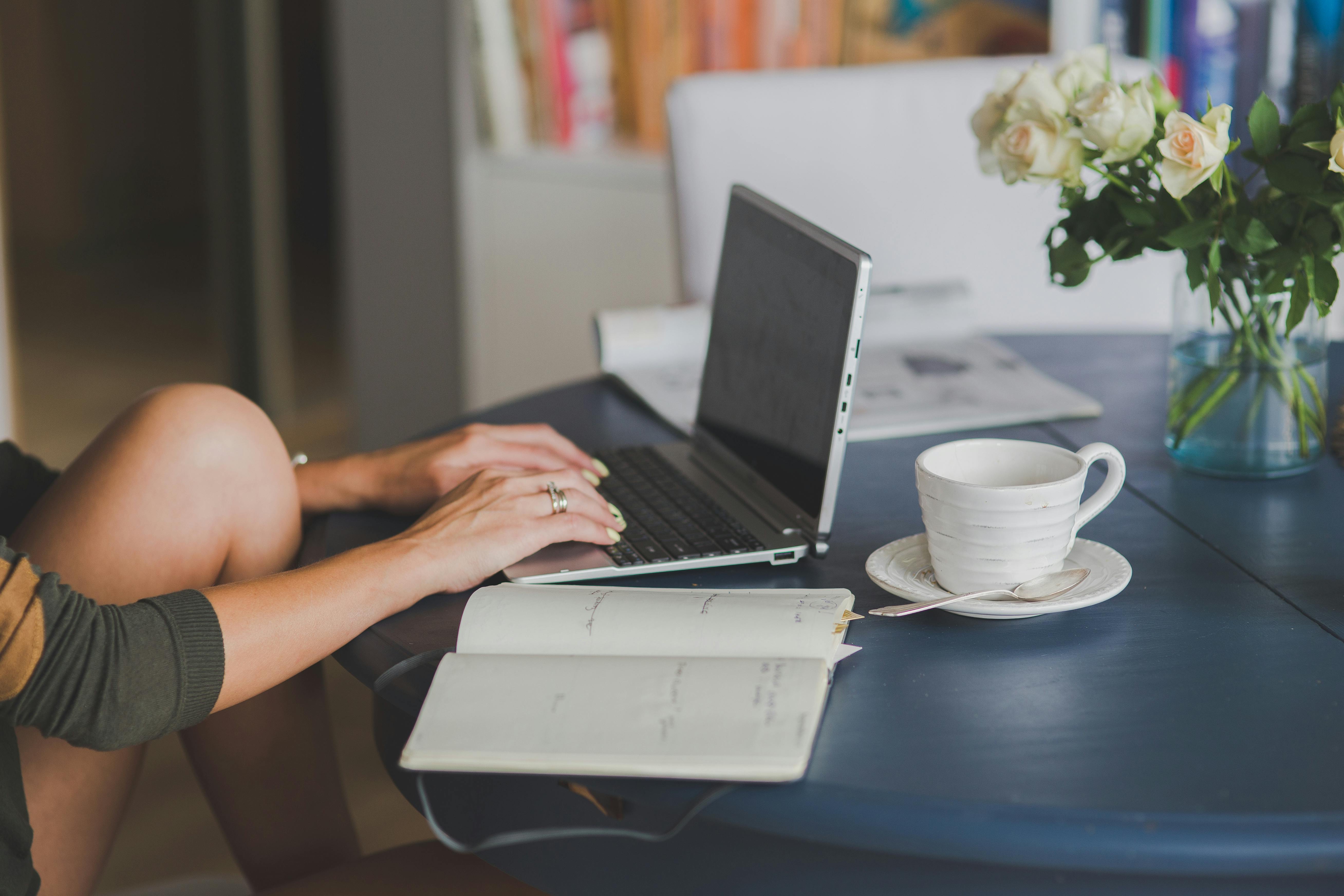 Une femme travaillant sur un ordinateur portable | Source : Pexels