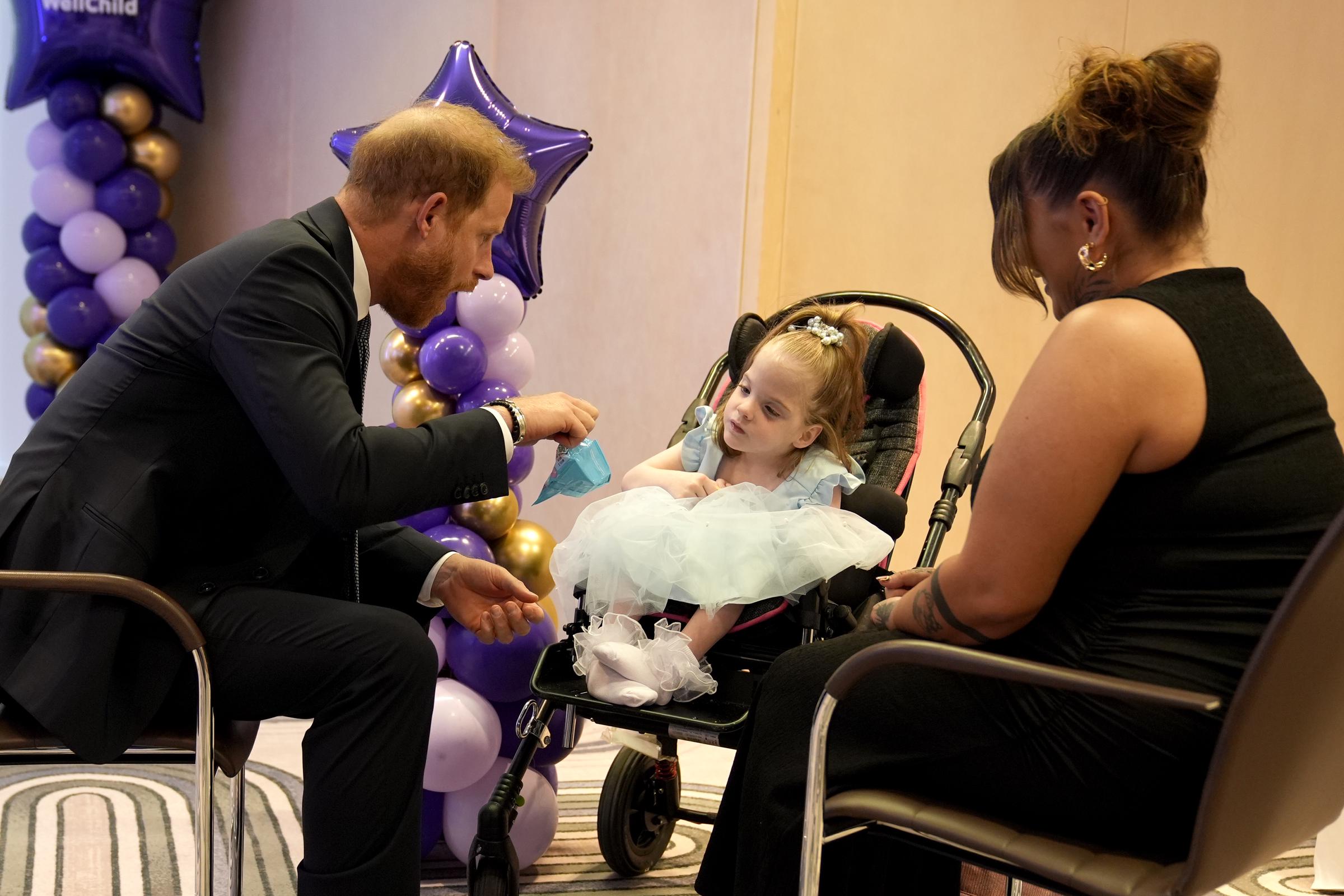 Le prince Harry, duc de Sussex, s'entretient avec Esmee Mcglinchey (au centre), âgée de six ans, lors de la cérémonie annuelle des WellChild Awards 2025, qui s'est tenue en Angleterre le 8 septembre | Source : Getty Images