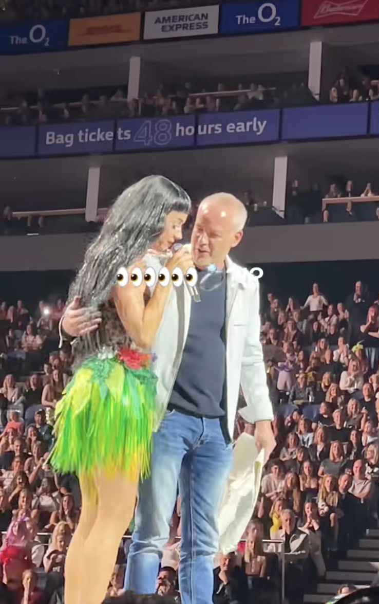 Un homme prénommé Darren demande Katy Perry en mariage lors de son concert à l'O2 Arena de Londres, le 13 octobre 2025. | Source : TikTok/@charl_robbins