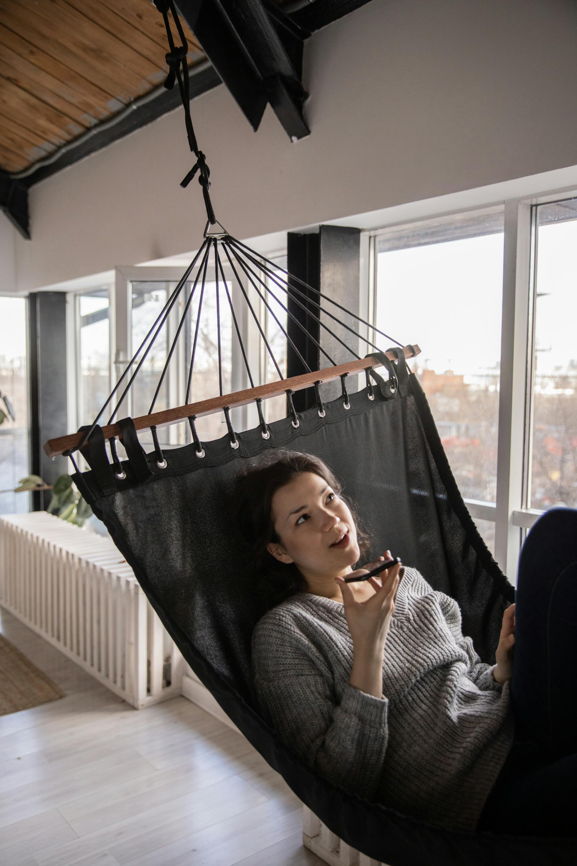 Une femme qui parle au téléphone | Source : Pexels