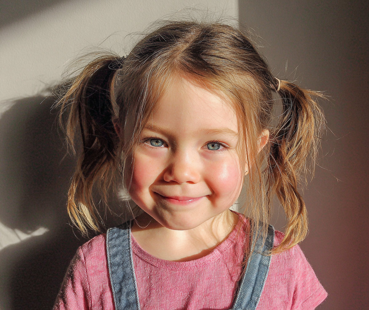 Une petite fille souriante | Source : Midjourney