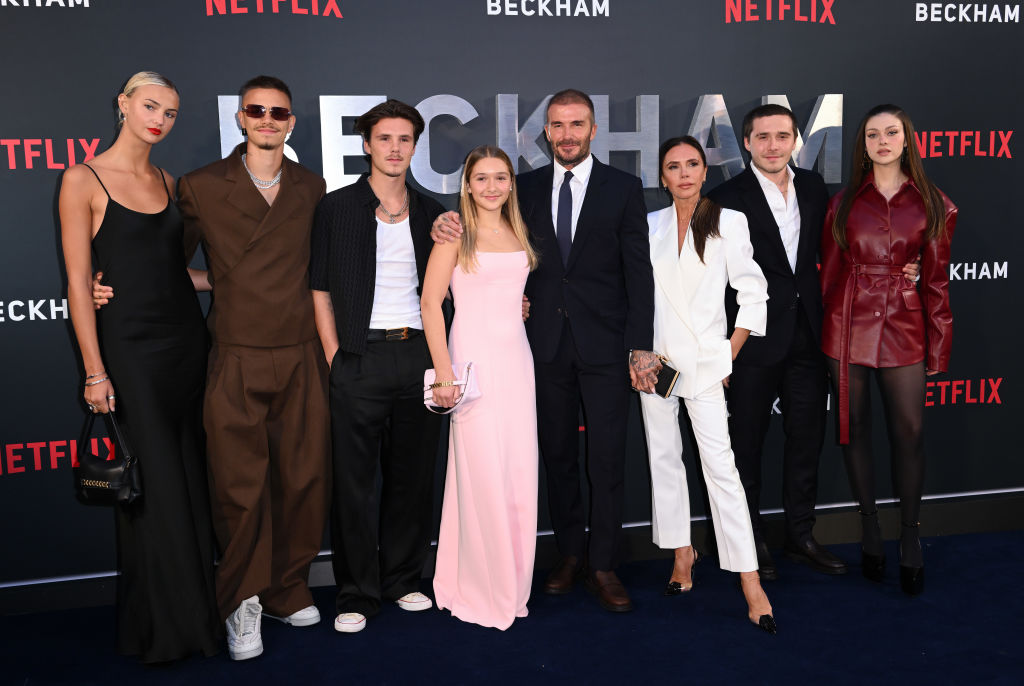 Mia Regan, Romeo Beckham, Cruz Beckham, Harper Beckham, David Beckham, Victoria Beckham, Brooklyn Beckham et Nicola Peltz assistent à la première britannique du film Netflix « Beckham » au Curzon Mayfair le 3 octobre 2023 à Londres, en Angleterre I Source : Getty Images