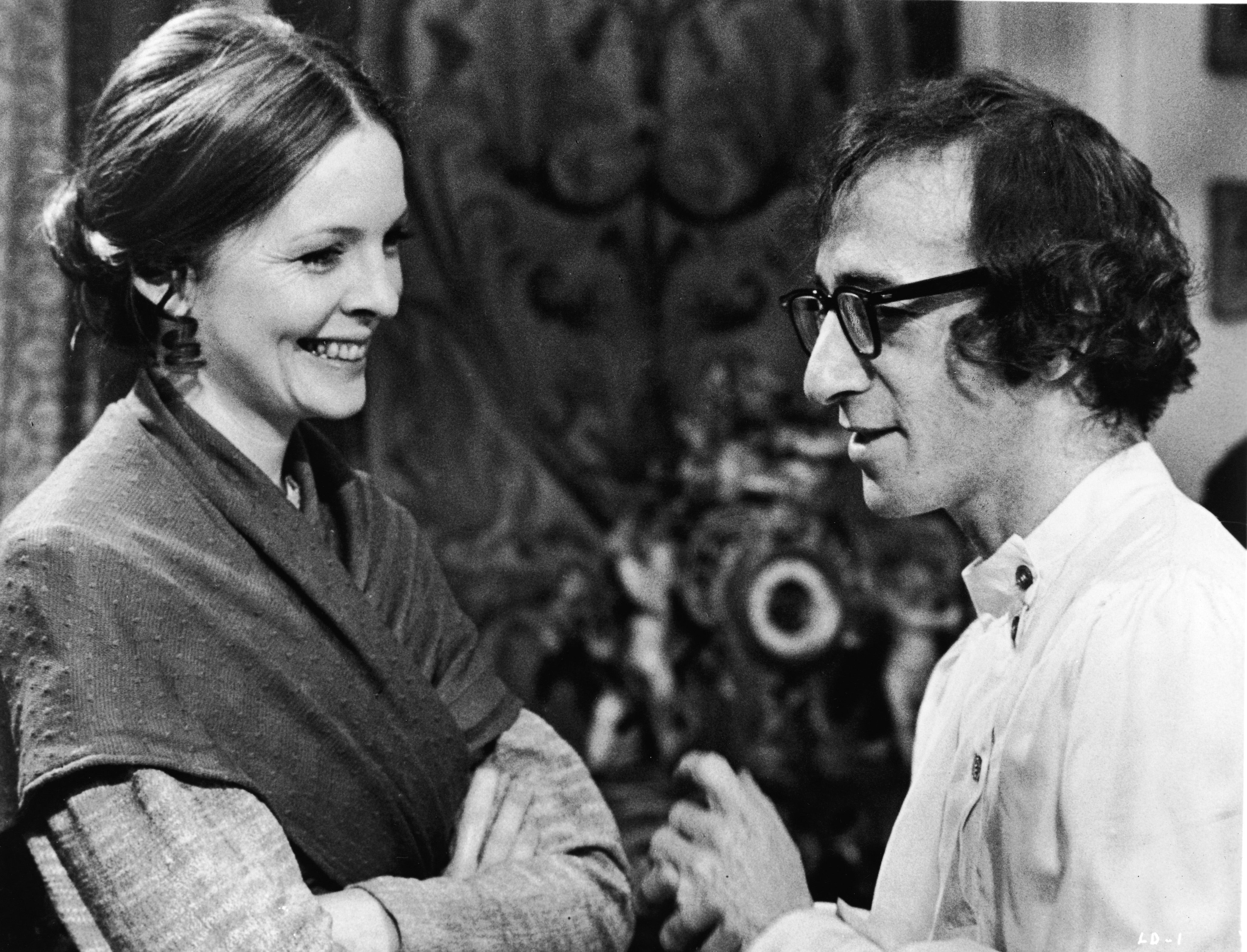 Diane Keaton et Woody Allen rient ensemble dans une scène du film « Love and Death » (1975) | Source : Getty Images